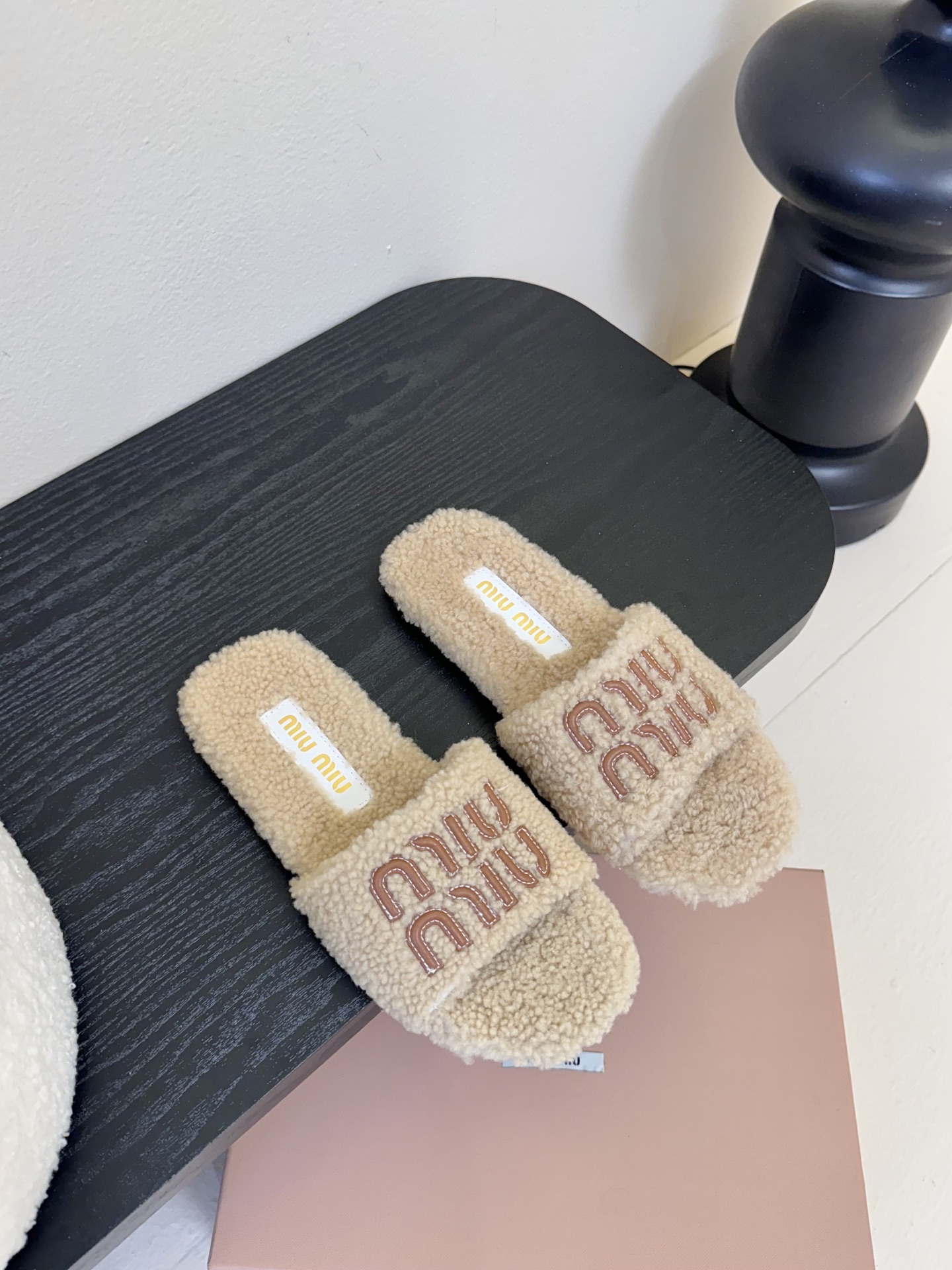 
Miu Miu 25ss 秋冬新品毛拖～ 秋冬新宠 百搭时髦单品！

不管居家还是外穿都是品味的象征性