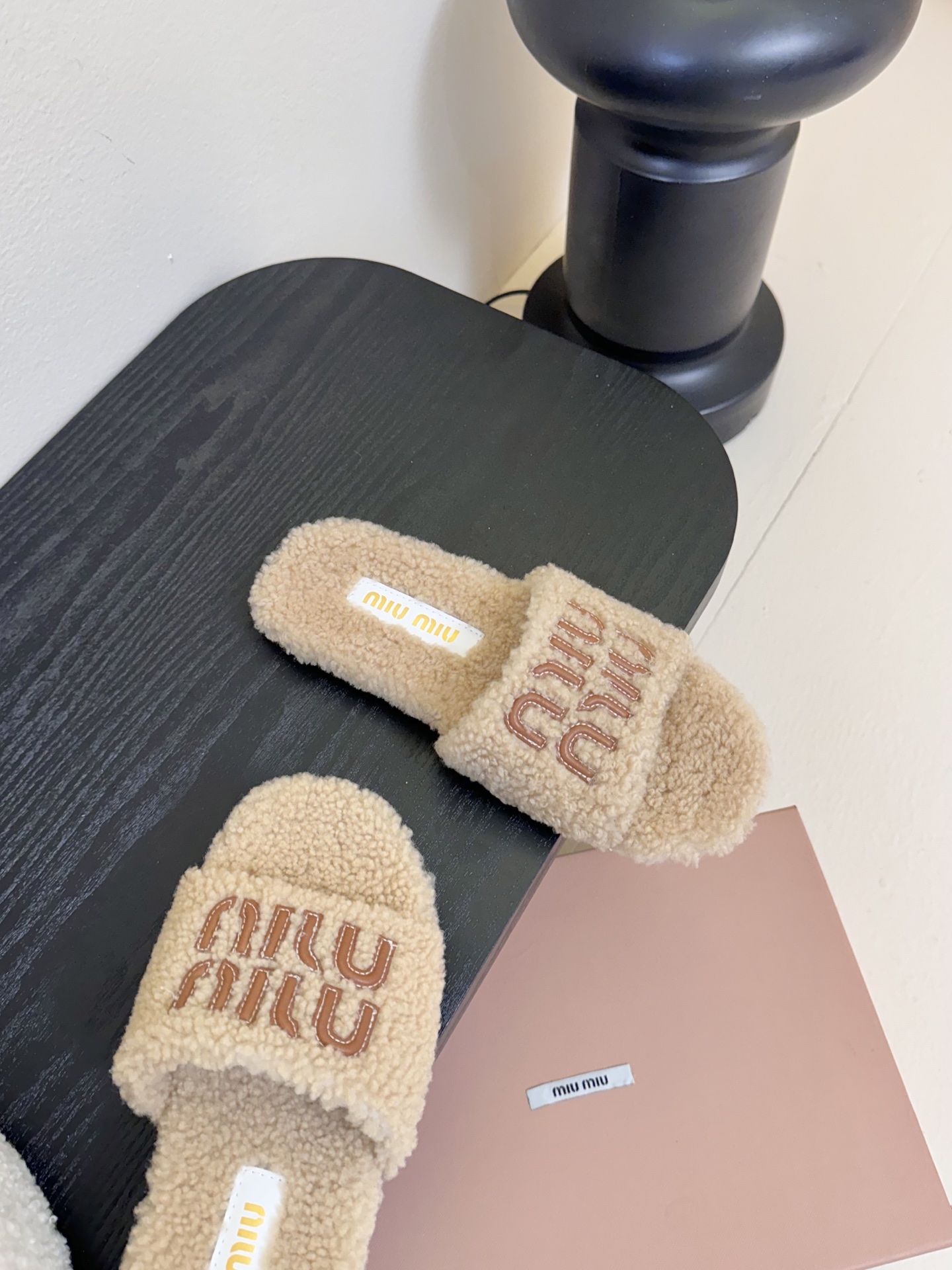 
Miu Miu 25ss 秋冬新品毛拖～ 秋冬新宠 百搭时髦单品！

不管居家还是外穿都是品味的象征性