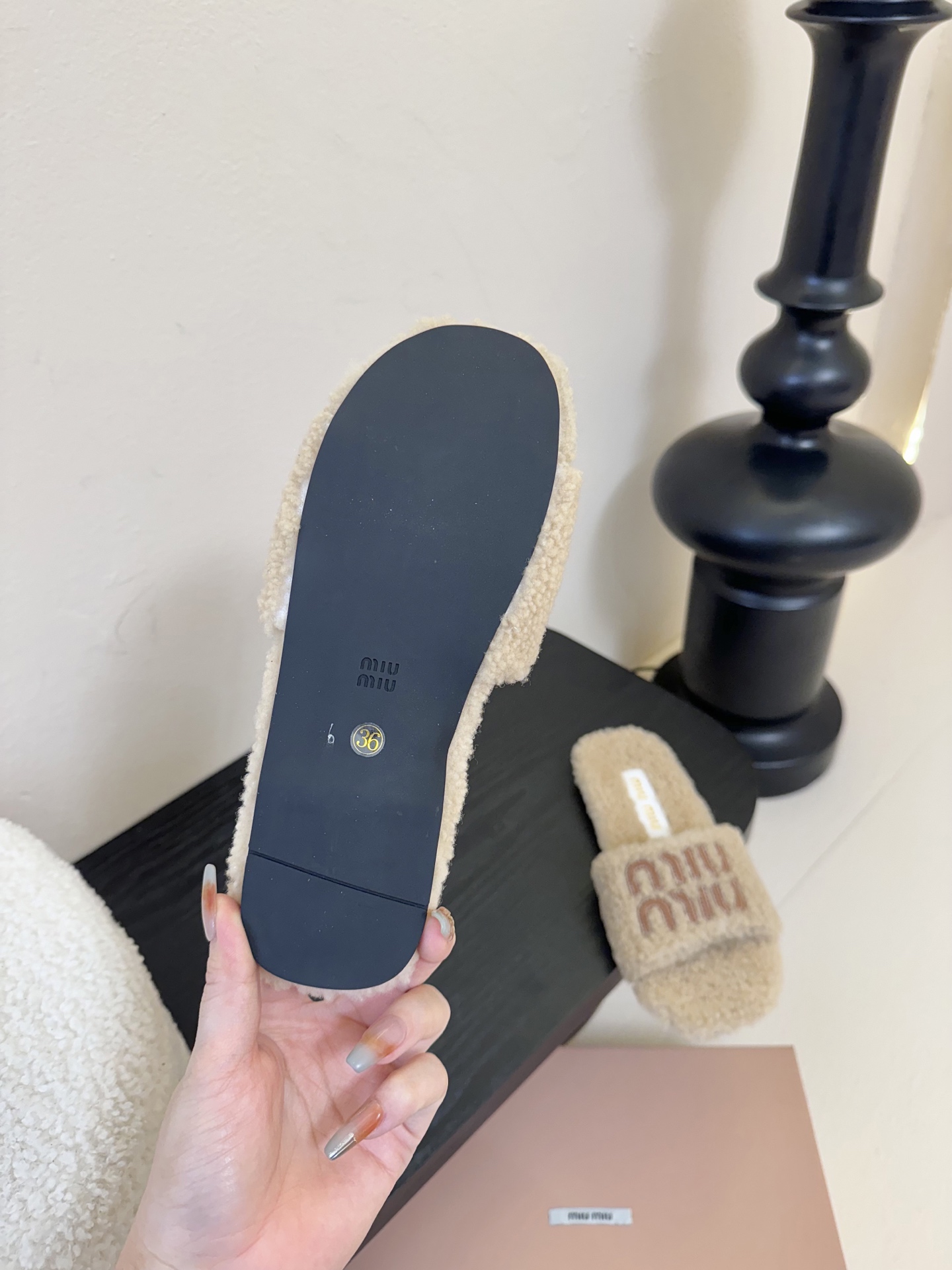 
Miu Miu 25ss 秋冬新品毛拖～ 秋冬新宠 百搭时髦单品！

不管居家还是外穿都是品味的象征性