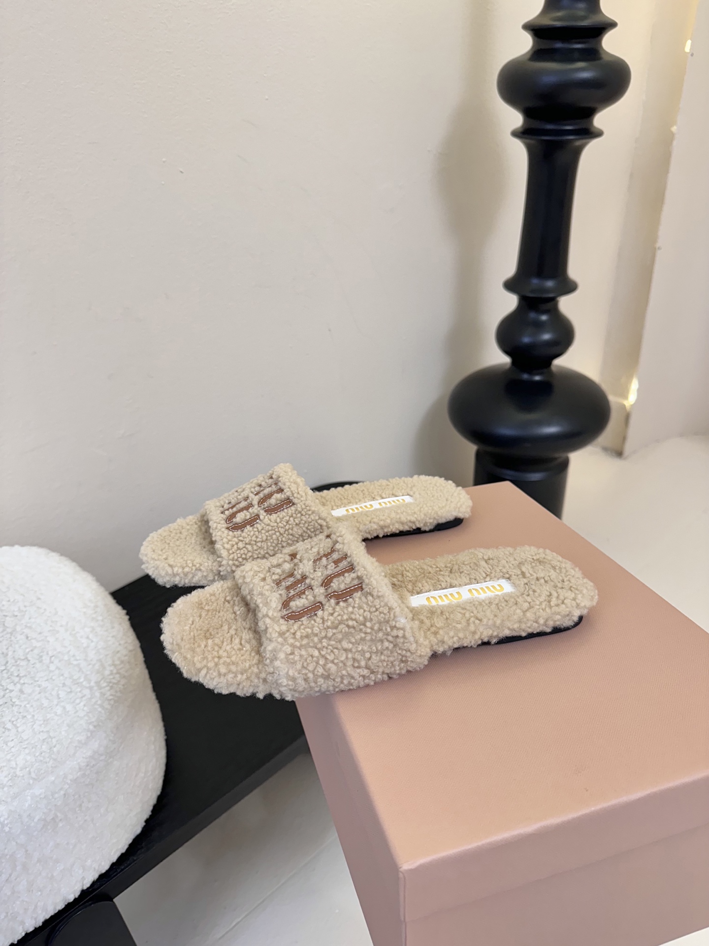 
Miu Miu 25ss 秋冬新品毛拖～ 秋冬新宠 百搭时髦单品！

不管居家还是外穿都是品味的象征性
