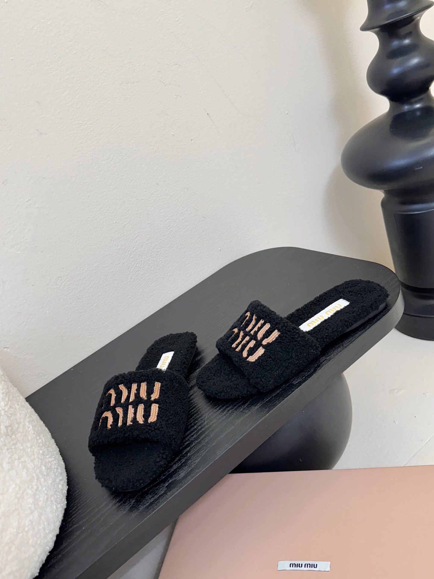 
Miu Miu 25ss 秋冬新品毛拖～ 秋冬新宠 百搭时髦单品！

不管居家还是外穿都是品味的象征性