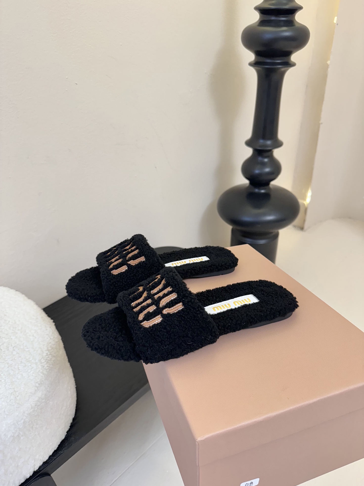 
Miu Miu 25ss 秋冬新品毛拖～ 秋冬新宠 百搭时髦单品！

不管居家还是外穿都是品味的象征性