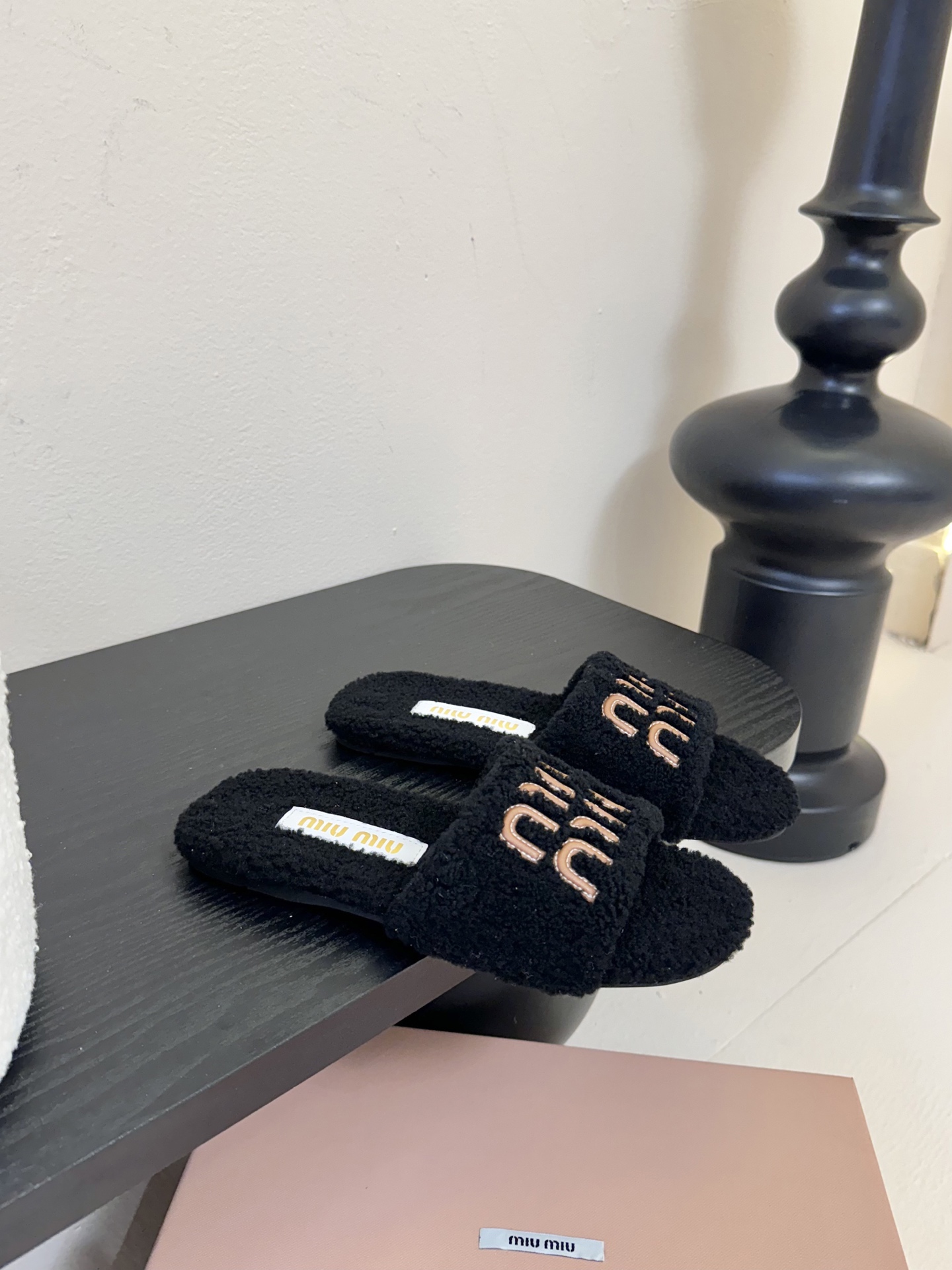 
Miu Miu 25ss 秋冬新品毛拖～ 秋冬新宠 百搭时髦单品！

不管居家还是外穿都是品味的象征性