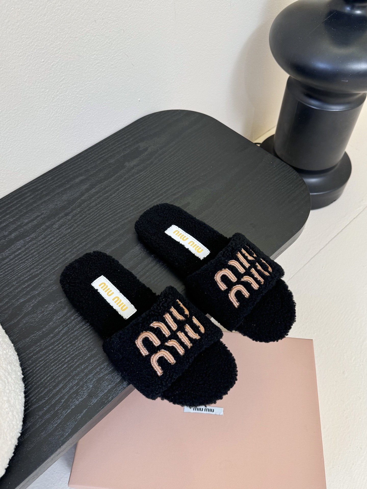 
Miu Miu 25ss 秋冬新品毛拖～ 秋冬新宠 百搭时髦单品！

不管居家还是外穿都是品味的象征性