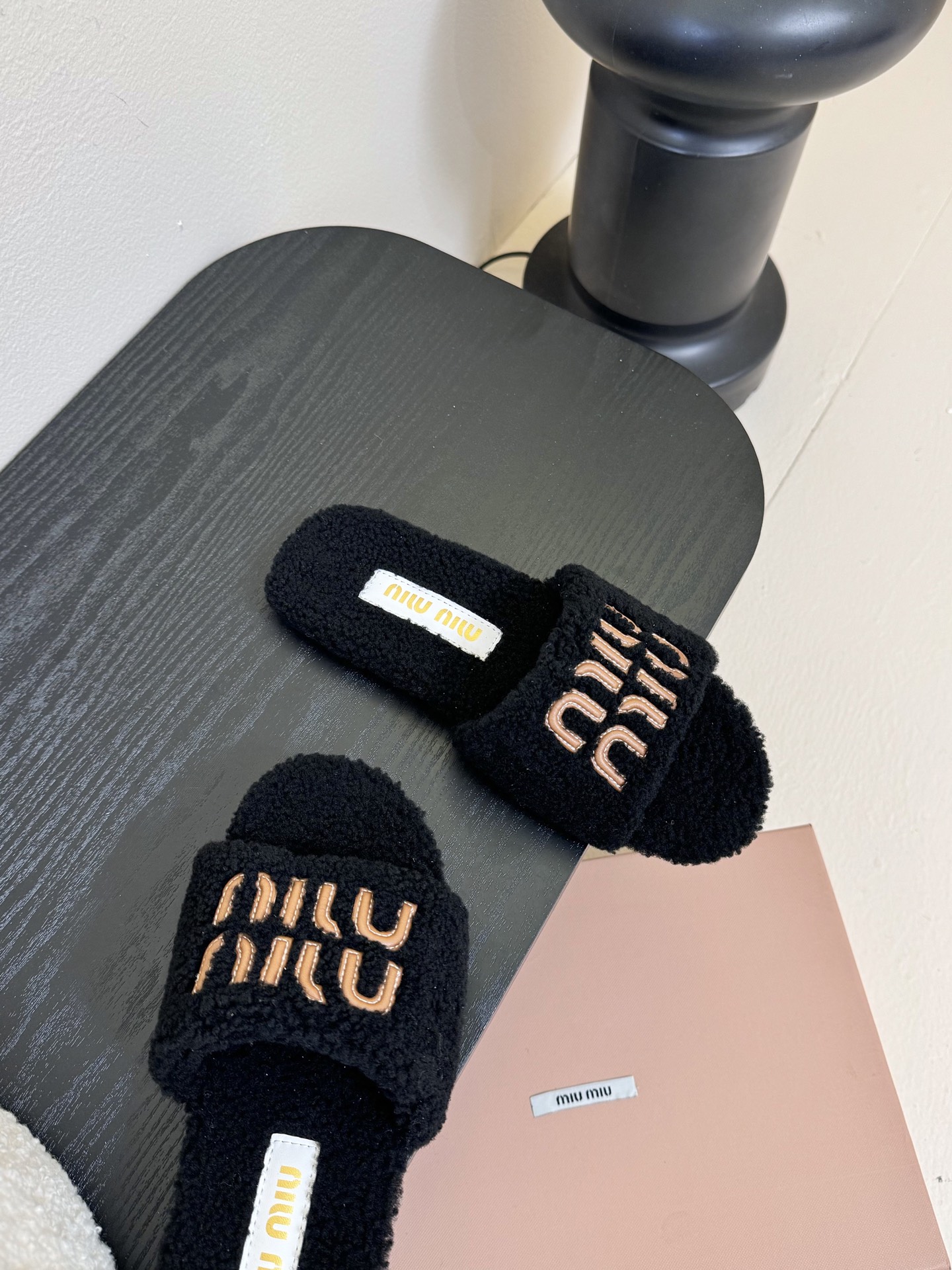 
Miu Miu 25ss 秋冬新品毛拖～ 秋冬新宠 百搭时髦单品！

不管居家还是外穿都是品味的象征性