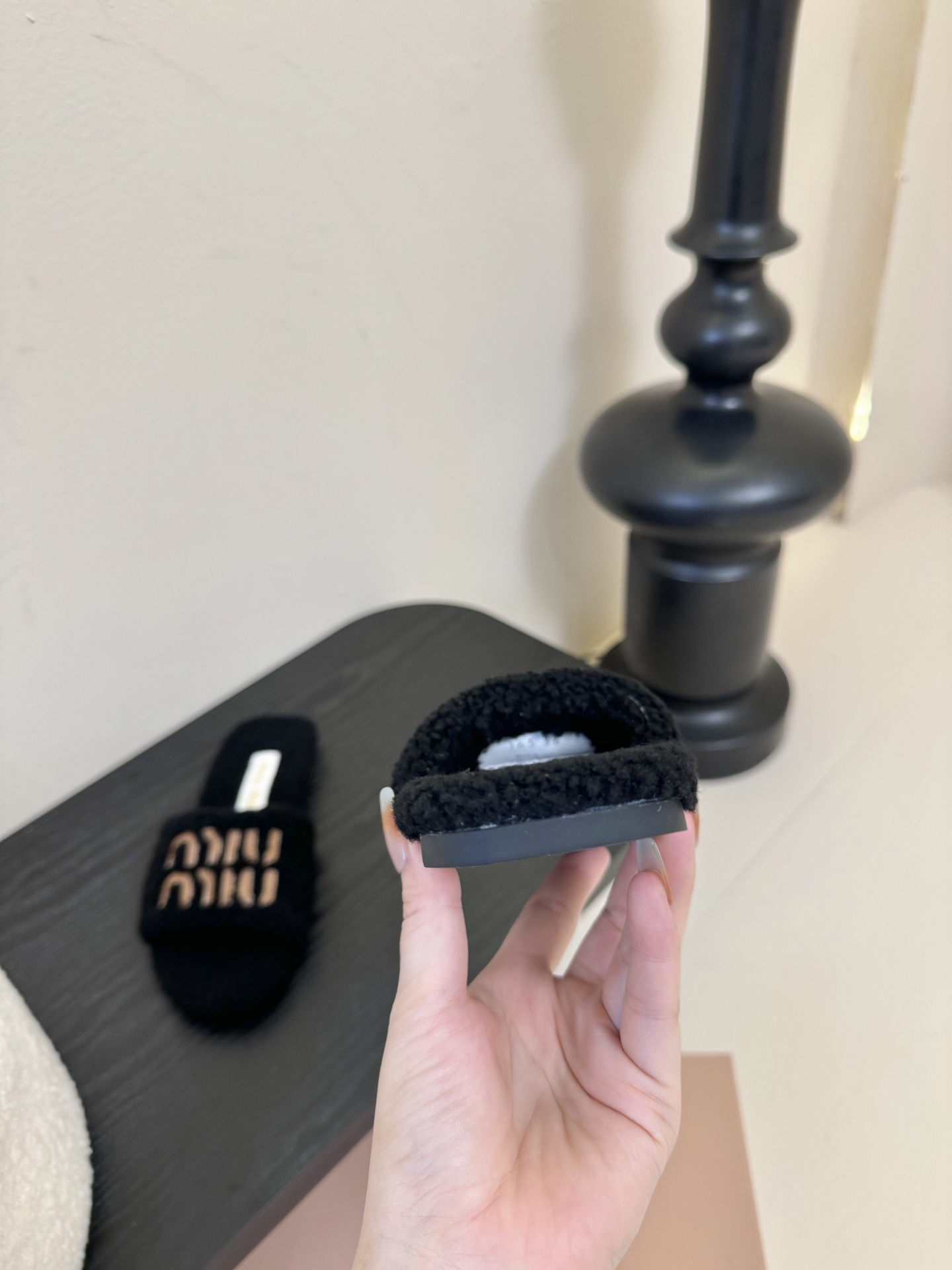 
Miu Miu 25ss 秋冬新品毛拖～ 秋冬新宠 百搭时髦单品！

不管居家还是外穿都是品味的象征性