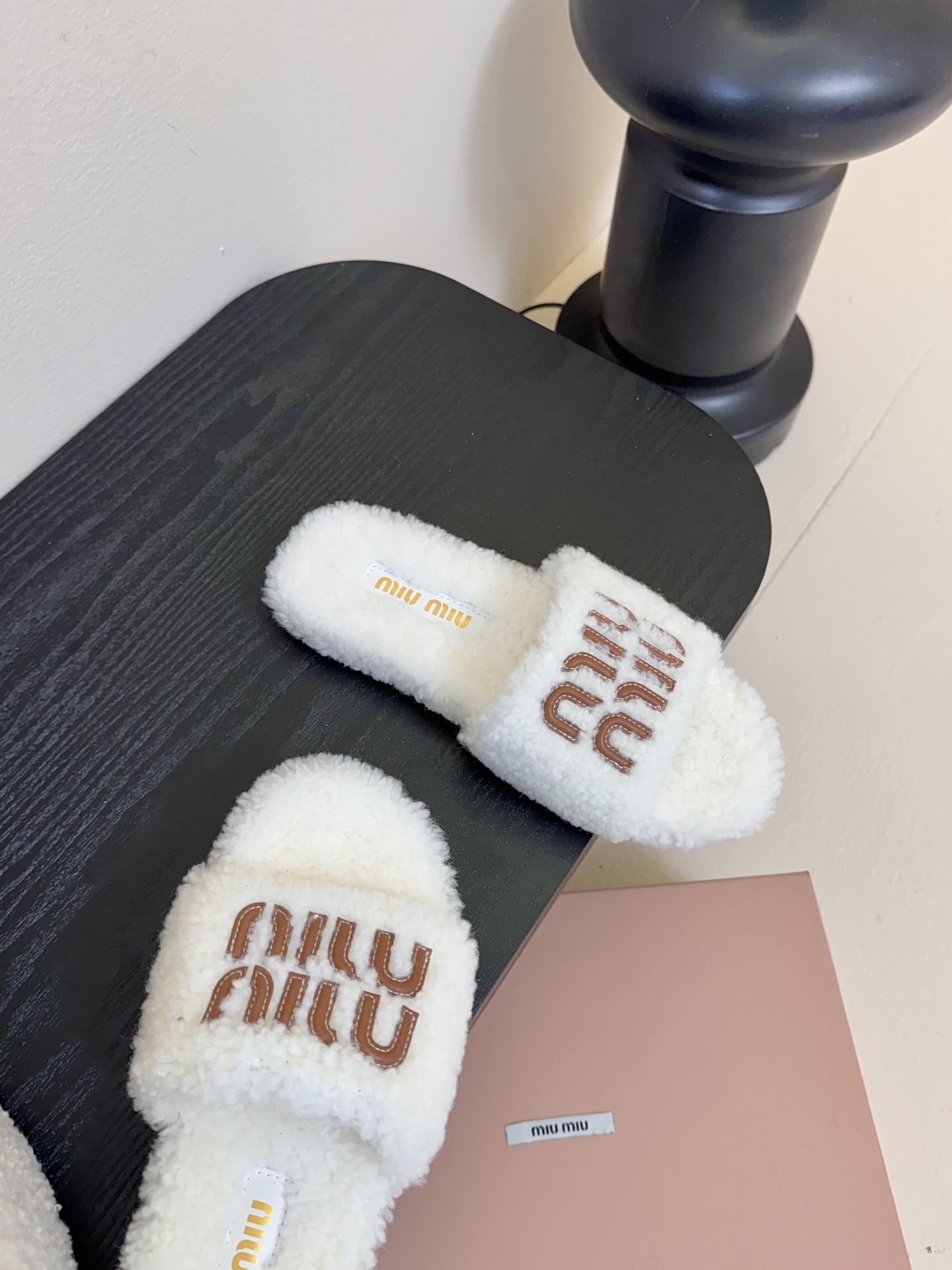 
Miu Miu 25ss 秋冬新品毛拖～ 秋冬新宠 百搭时髦单品！

不管居家还是外穿都是品味的象征性