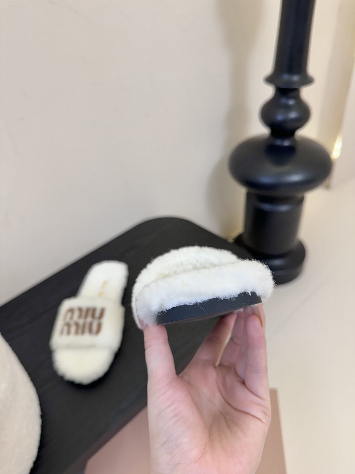 
Miu Miu 25ss 秋冬新品毛拖～ 秋冬新宠 百搭时髦单品！

不管居家还是外穿都是品味的象征性