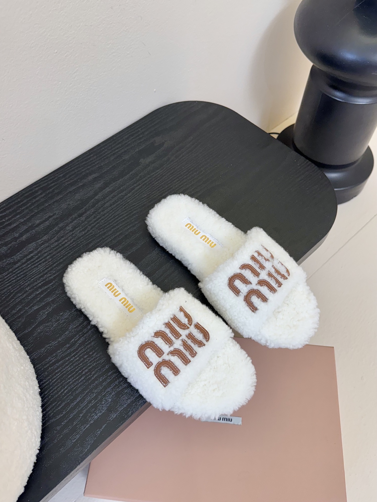 
Miu Miu 25ss 秋冬新品毛拖～ 秋冬新宠 百搭时髦单品！

不管居家还是外穿都是品味的象征性