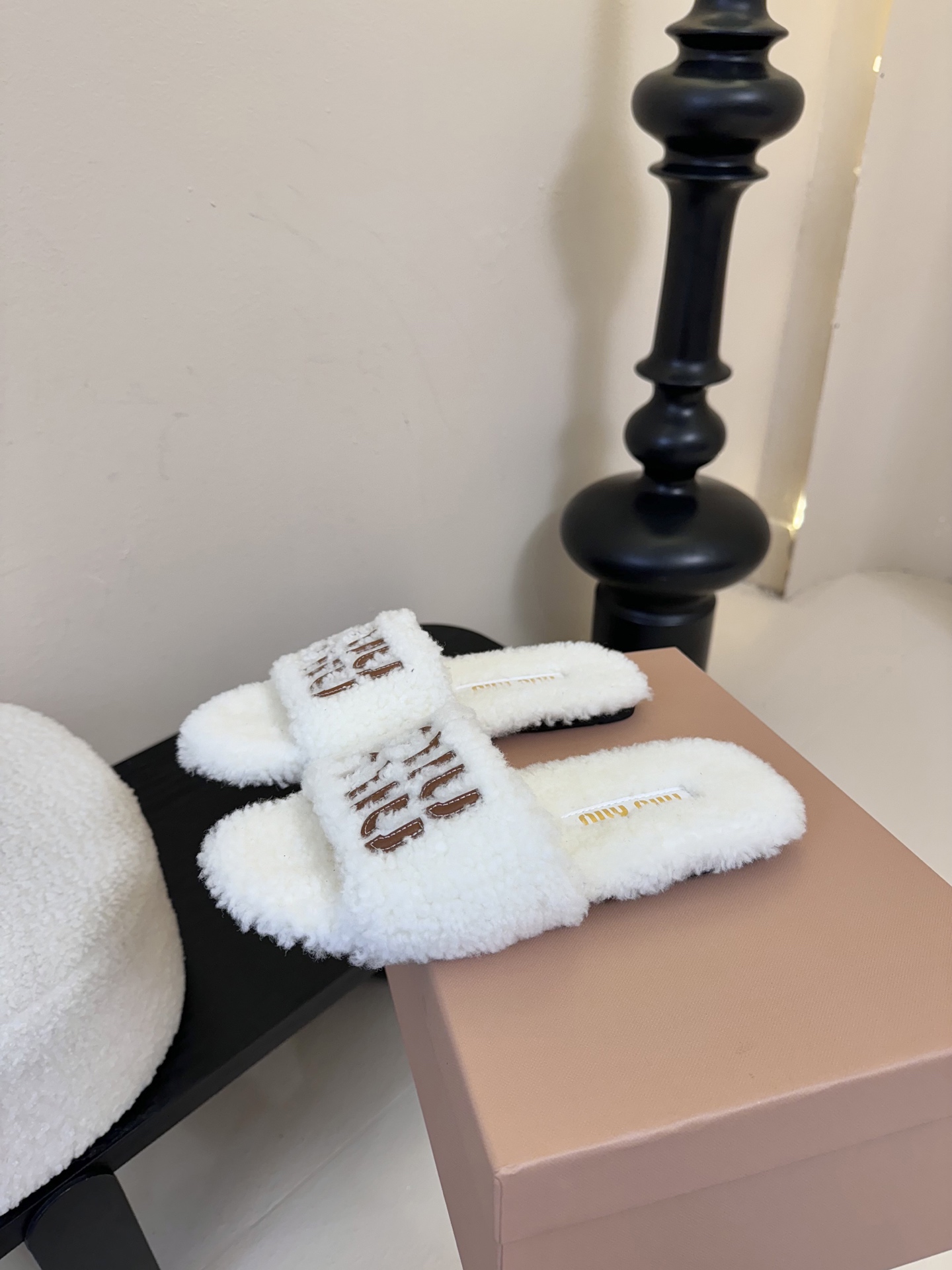
Miu Miu 25ss 秋冬新品毛拖～ 秋冬新宠 百搭时髦单品！

不管居家还是外穿都是品味的象征性