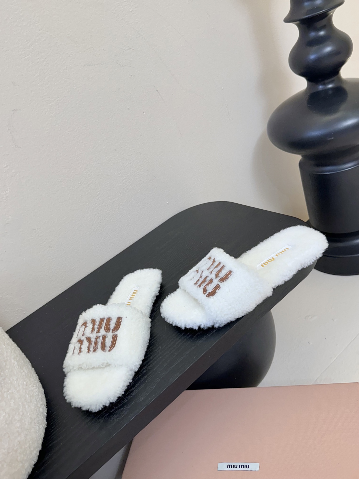 
Miu Miu 25ss 秋冬新品毛拖～ 秋冬新宠 百搭时髦单品！

不管居家还是外穿都是品味的象征性