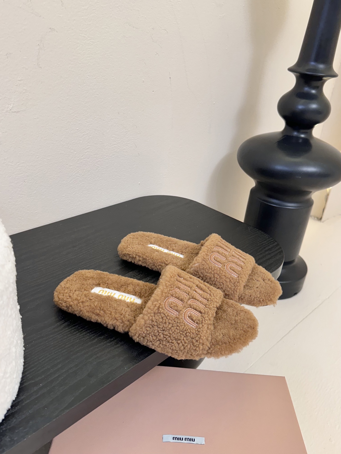 
Miu Miu 25ss 秋冬新品毛拖～ 秋冬新宠 百搭时髦单品！

不管居家还是外穿都是品味的象征性