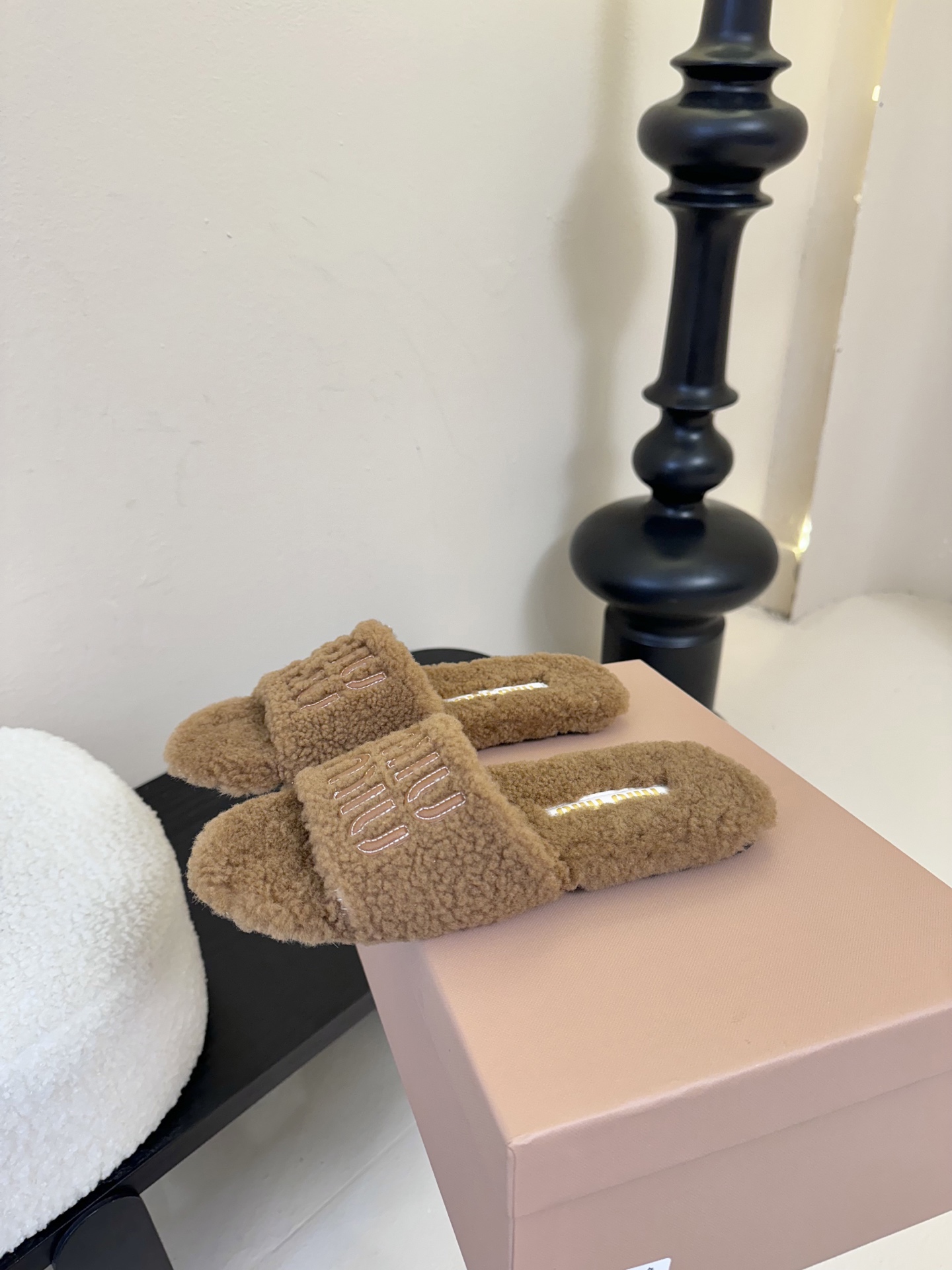 
Miu Miu 25ss 秋冬新品毛拖～ 秋冬新宠 百搭时髦单品！

不管居家还是外穿都是品味的象征性