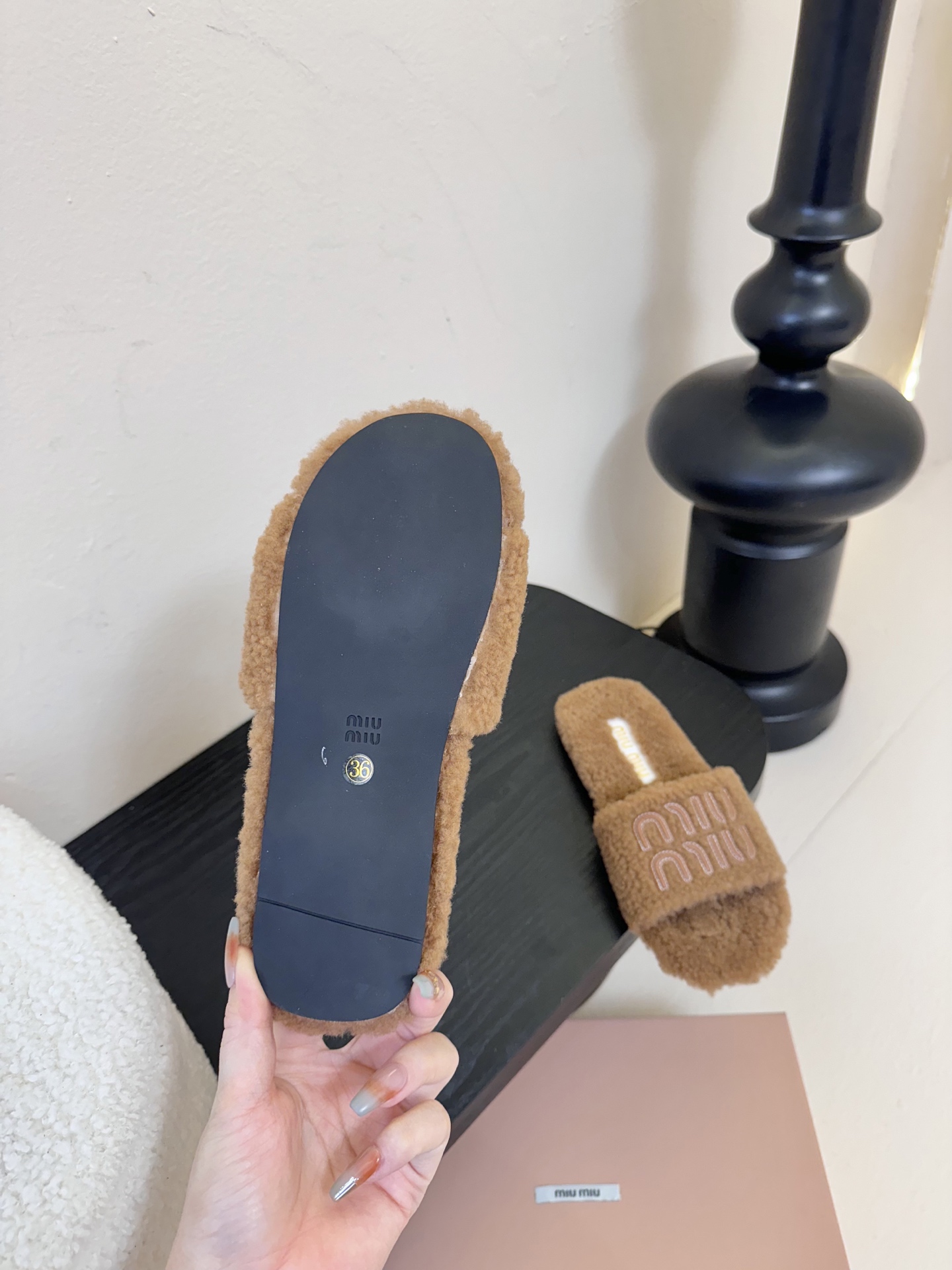 
Miu Miu 25ss 秋冬新品毛拖～ 秋冬新宠 百搭时髦单品！

不管居家还是外穿都是品味的象征性