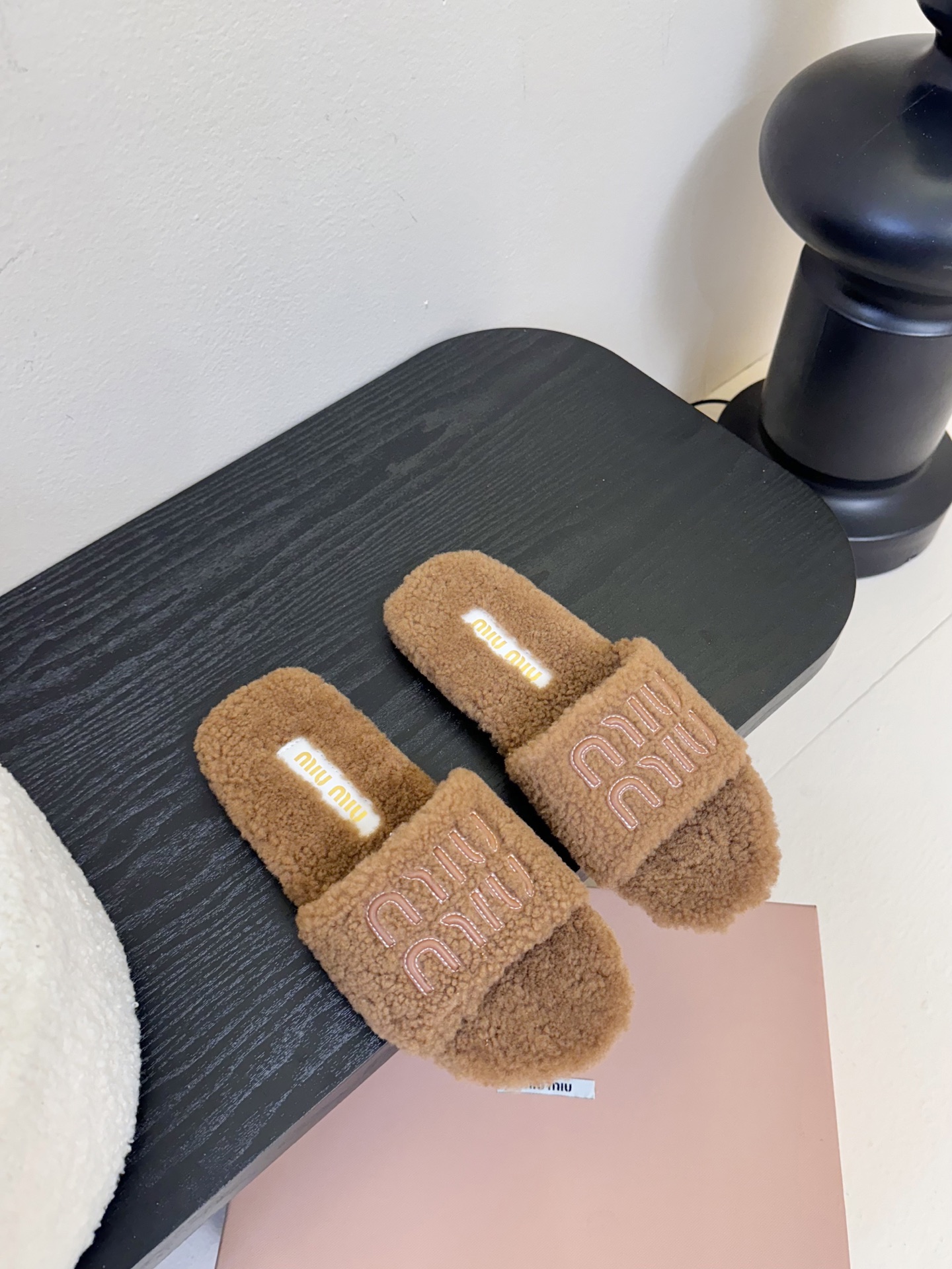 
Miu Miu 25ss 秋冬新品毛拖～ 秋冬新宠 百搭时髦单品！

不管居家还是外穿都是品味的象征性
