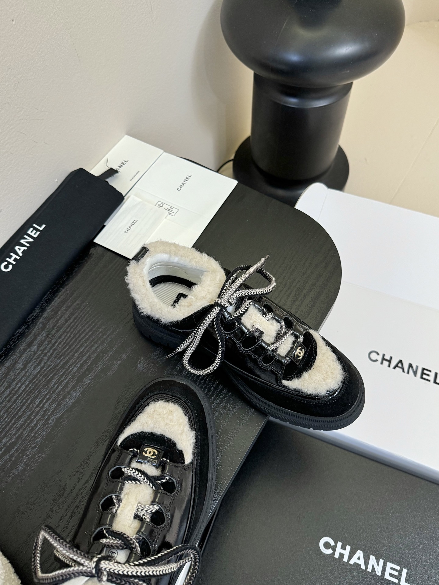 
CHANEL/香奈儿
2025新款小香风麂皮圆头熊猫厚底运动鞋时尚增高鞋休闲鞋
面料：进口羊毛(真毛)