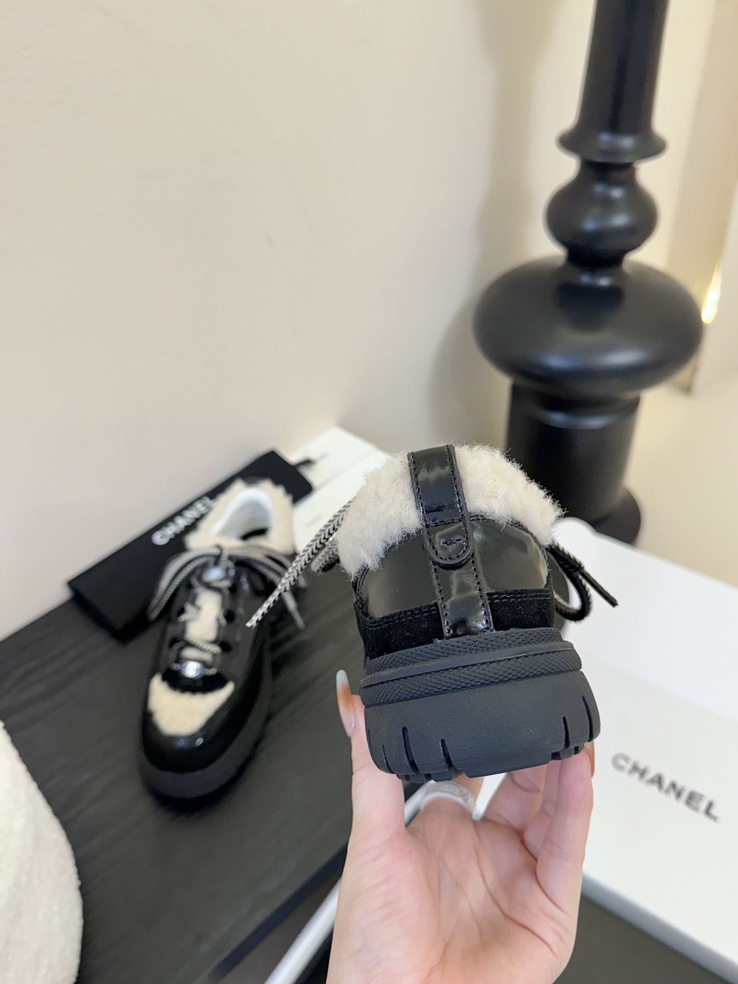 
CHANEL/香奈儿
2025新款小香风麂皮圆头熊猫厚底运动鞋时尚增高鞋休闲鞋
面料：进口羊毛(真毛)