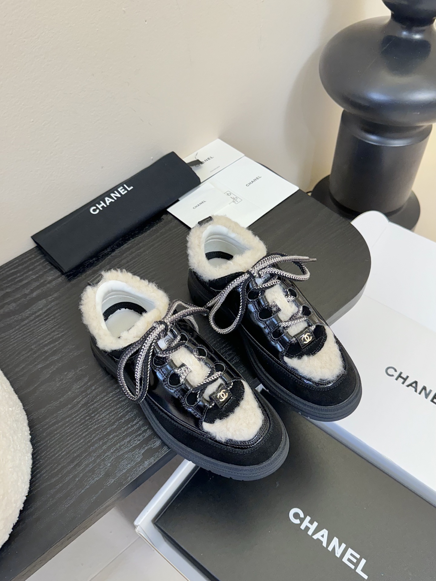 
CHANEL/香奈儿
2025新款小香风麂皮圆头熊猫厚底运动鞋时尚增高鞋休闲鞋
面料：进口羊毛(真毛)