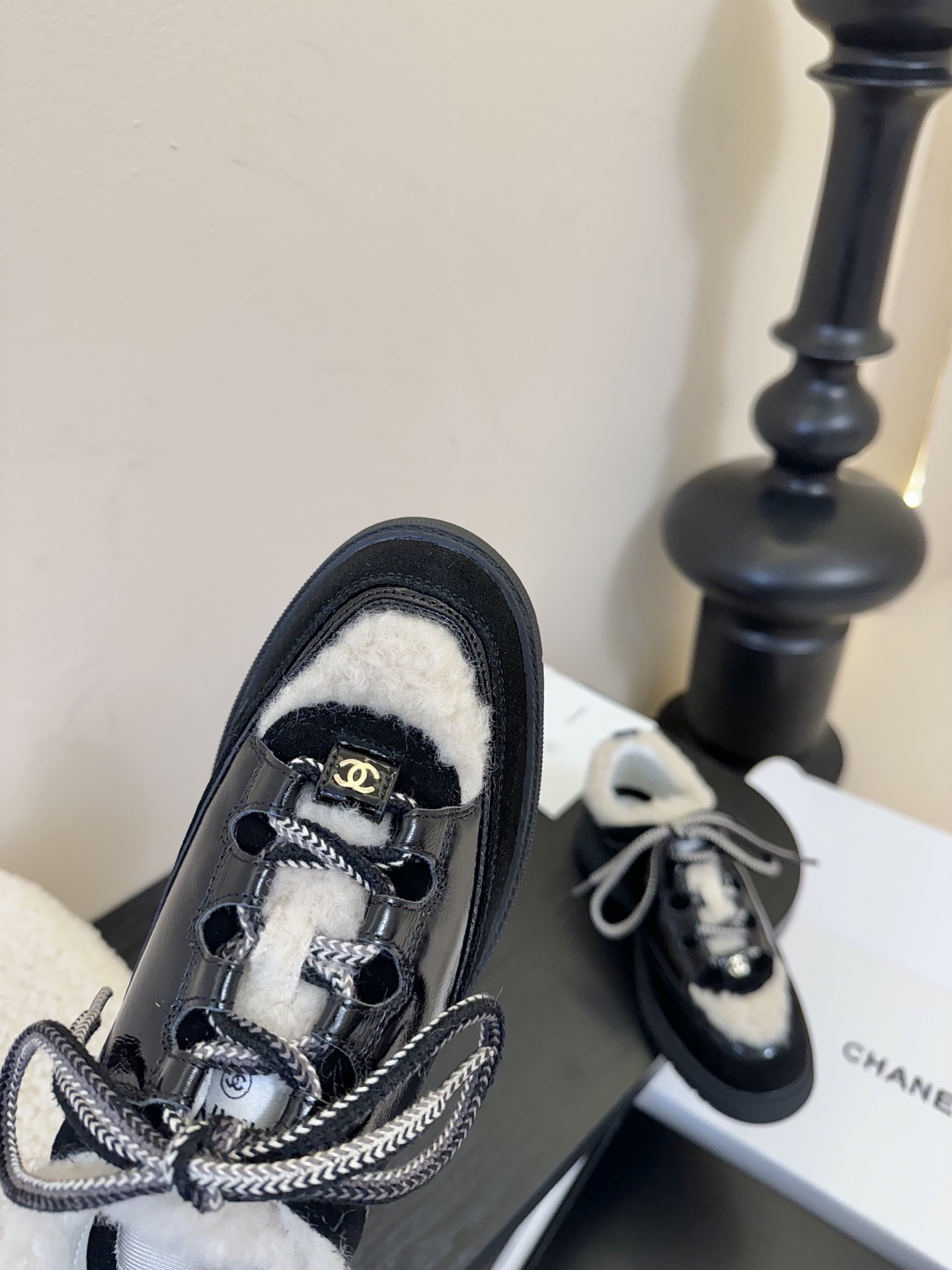
CHANEL/香奈儿
2025新款小香风麂皮圆头熊猫厚底运动鞋时尚增高鞋休闲鞋
面料：进口羊毛(真毛)
