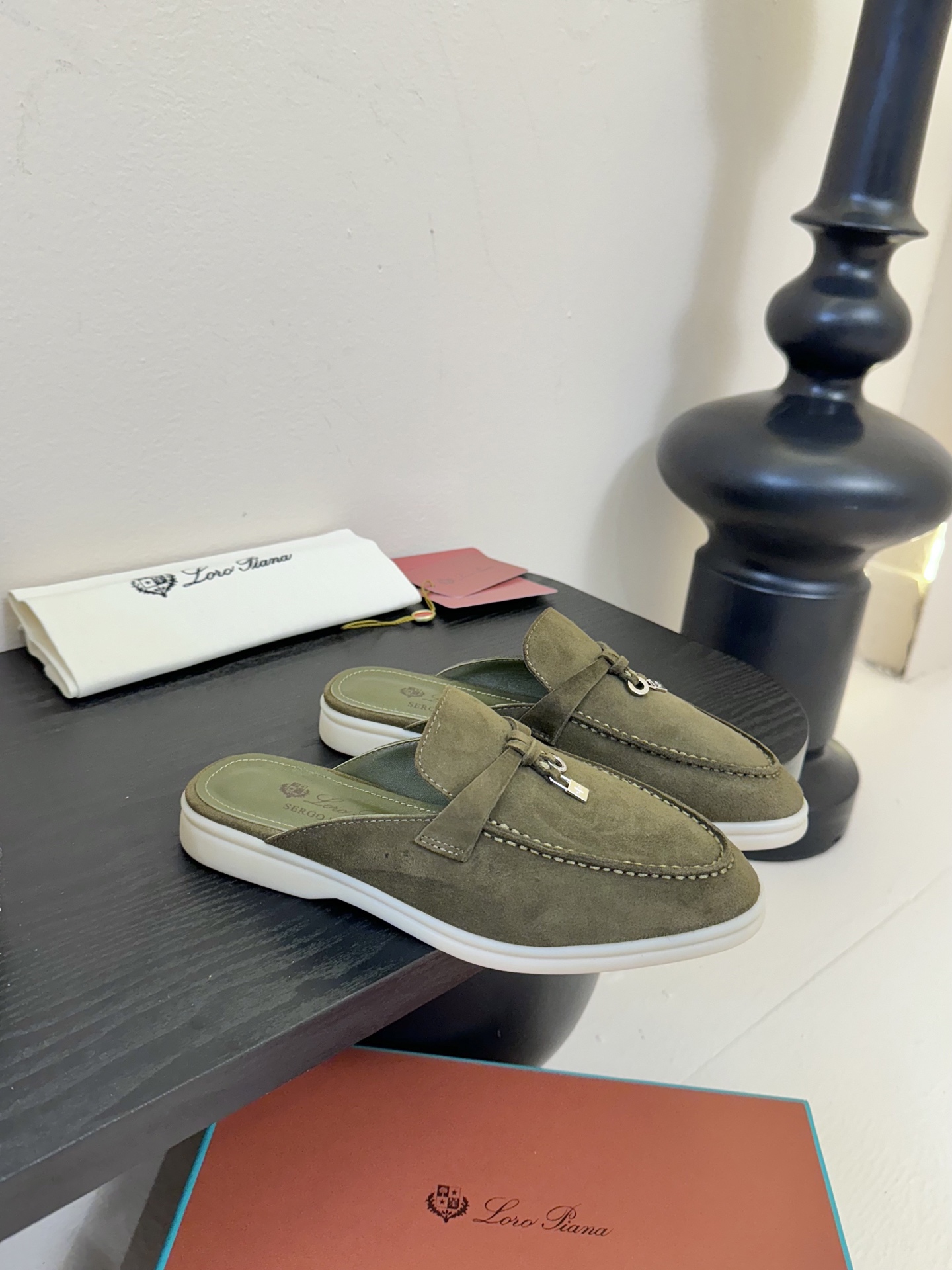 男士+10Loro Piana(诺悠翩雅)官网同款一脚蹬乐福鞋 
 原版大底宽底
 采用进口高丝光羊反绒