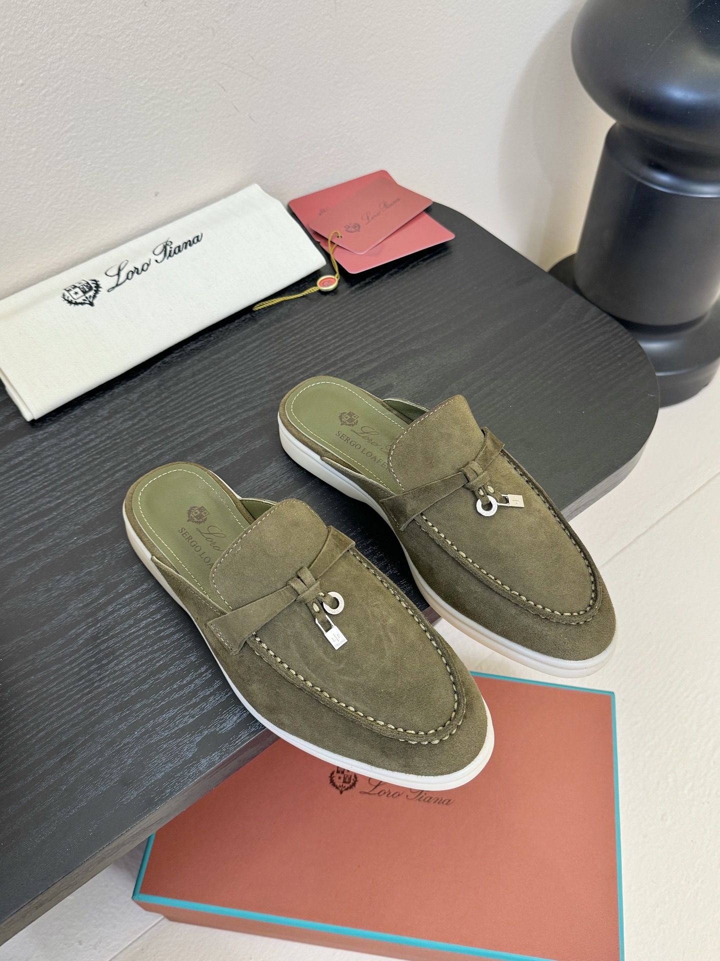 男士+10Loro Piana(诺悠翩雅)官网同款一脚蹬乐福鞋 
 原版大底宽底
 采用进口高丝光羊反绒