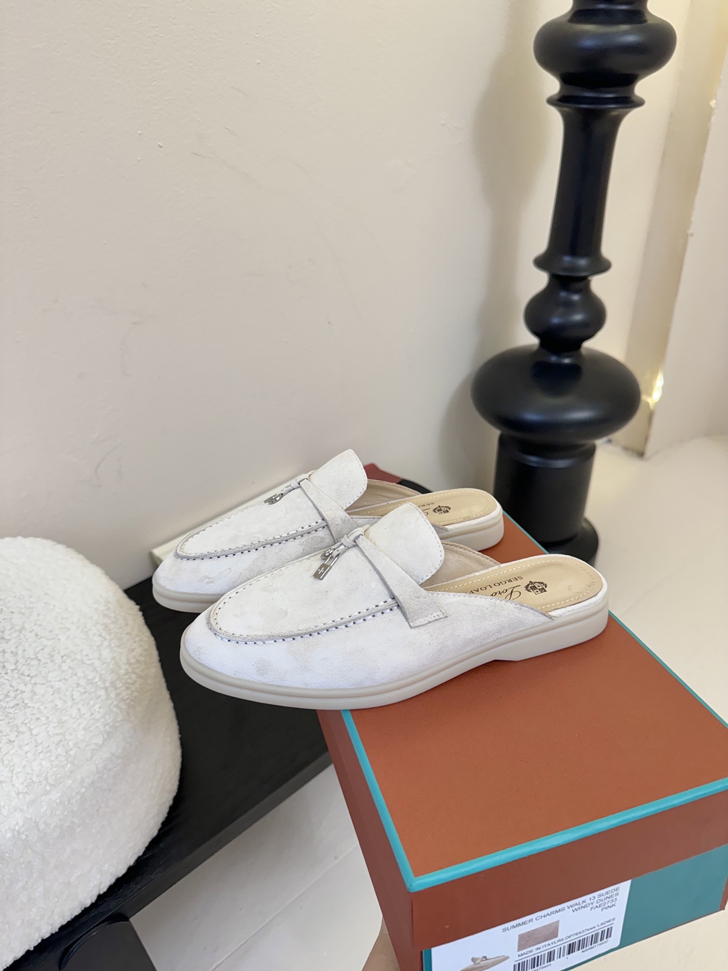 男士+10Loro Piana(诺悠翩雅)官网同款一脚蹬乐福鞋 
 原版大底宽底
 采用进口高丝光羊反绒