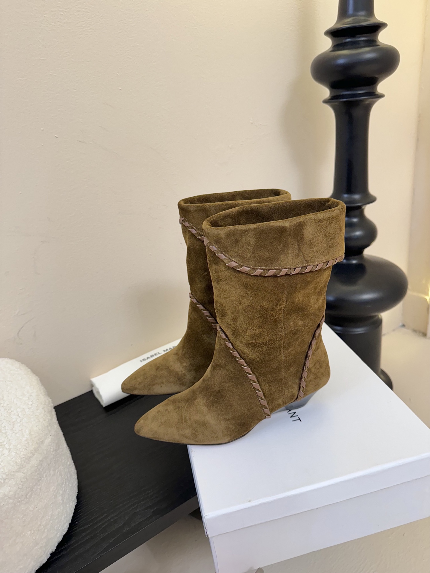 
ISABEL MARANT 2025/AW 秋冬经典复古短靴

西部风裸靴主宰 25SS秀场，牛仔靴无