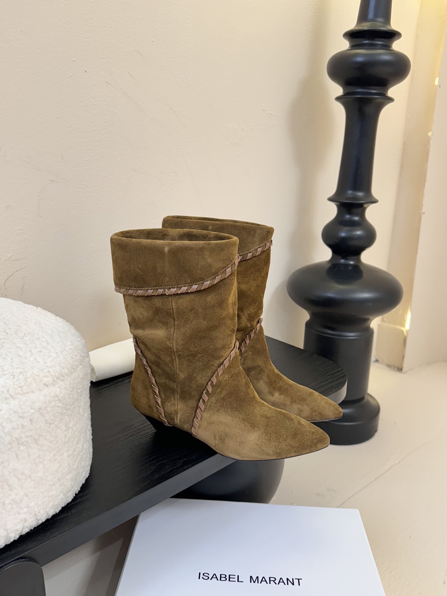 
ISABEL MARANT 2025/AW 秋冬经典复古短靴

西部风裸靴主宰 25SS秀场，牛仔靴无