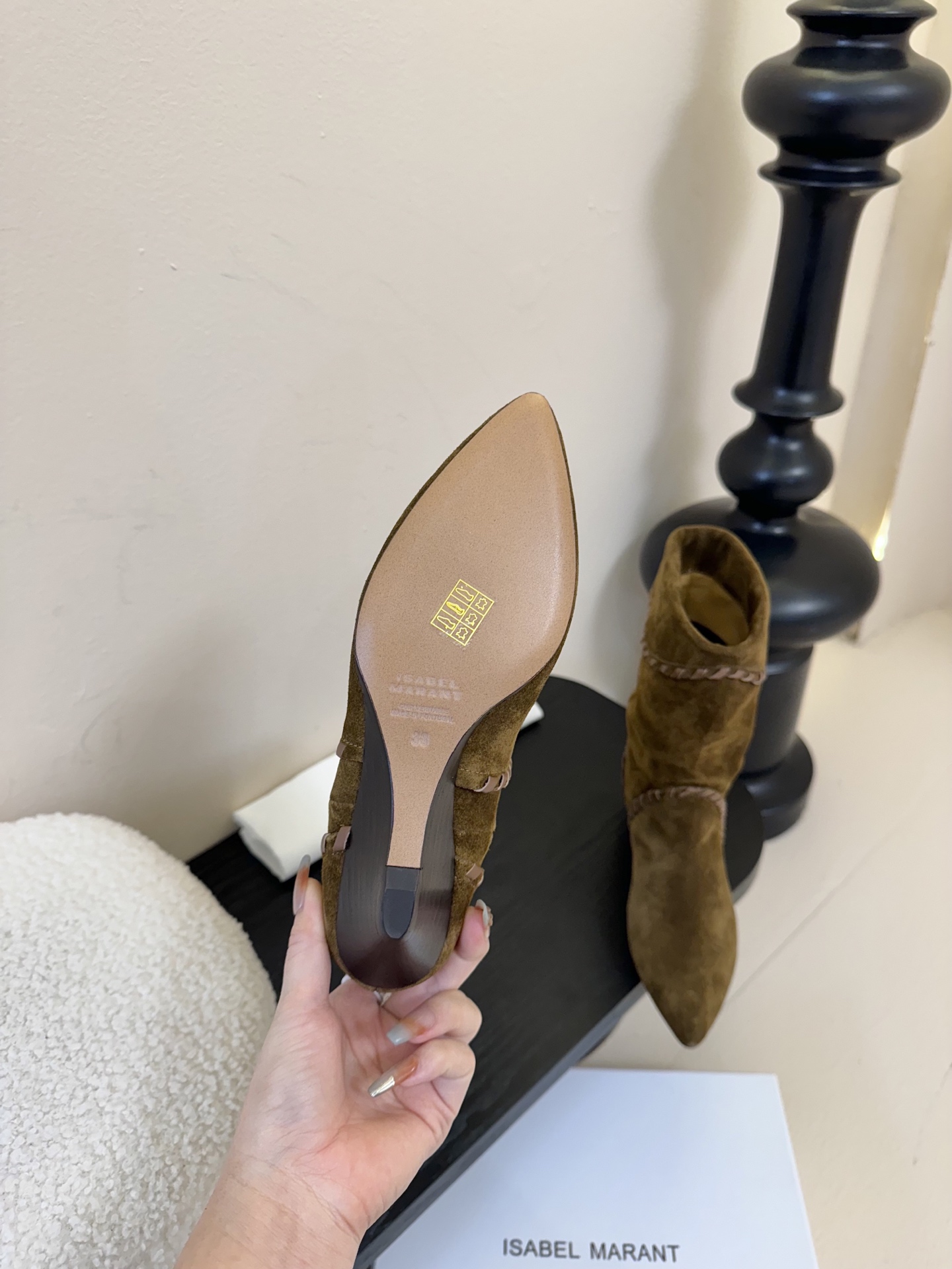 
ISABEL MARANT 2025/AW 秋冬经典复古短靴

西部风裸靴主宰 25SS秀场，牛仔靴无