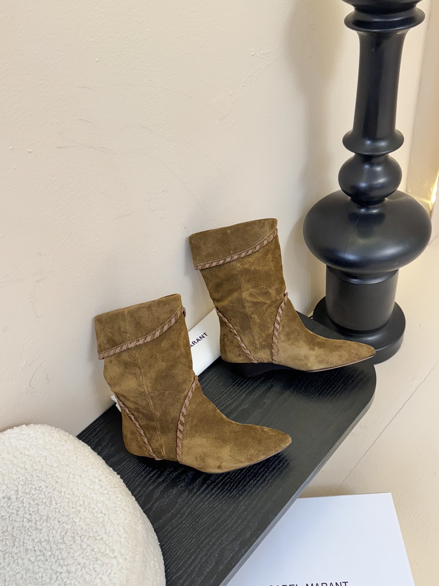 
ISABEL MARANT 2025/AW 秋冬经典复古短靴

西部风裸靴主宰 25SS秀场，牛仔靴无