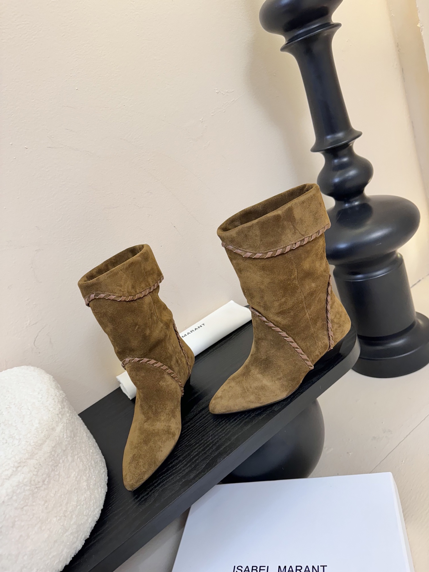 
ISABEL MARANT 2025/AW 秋冬经典复古短靴

西部风裸靴主宰 25SS秀场，牛仔靴无