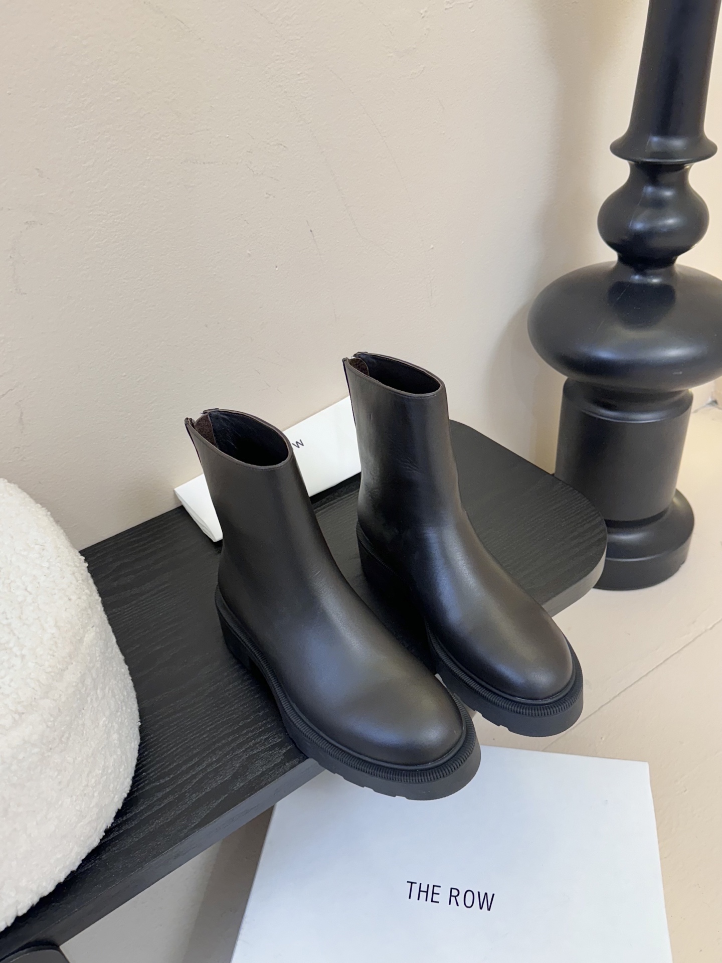 The Row Bottines Chelsea en cuir noir avec semelle épaisse pour femmes