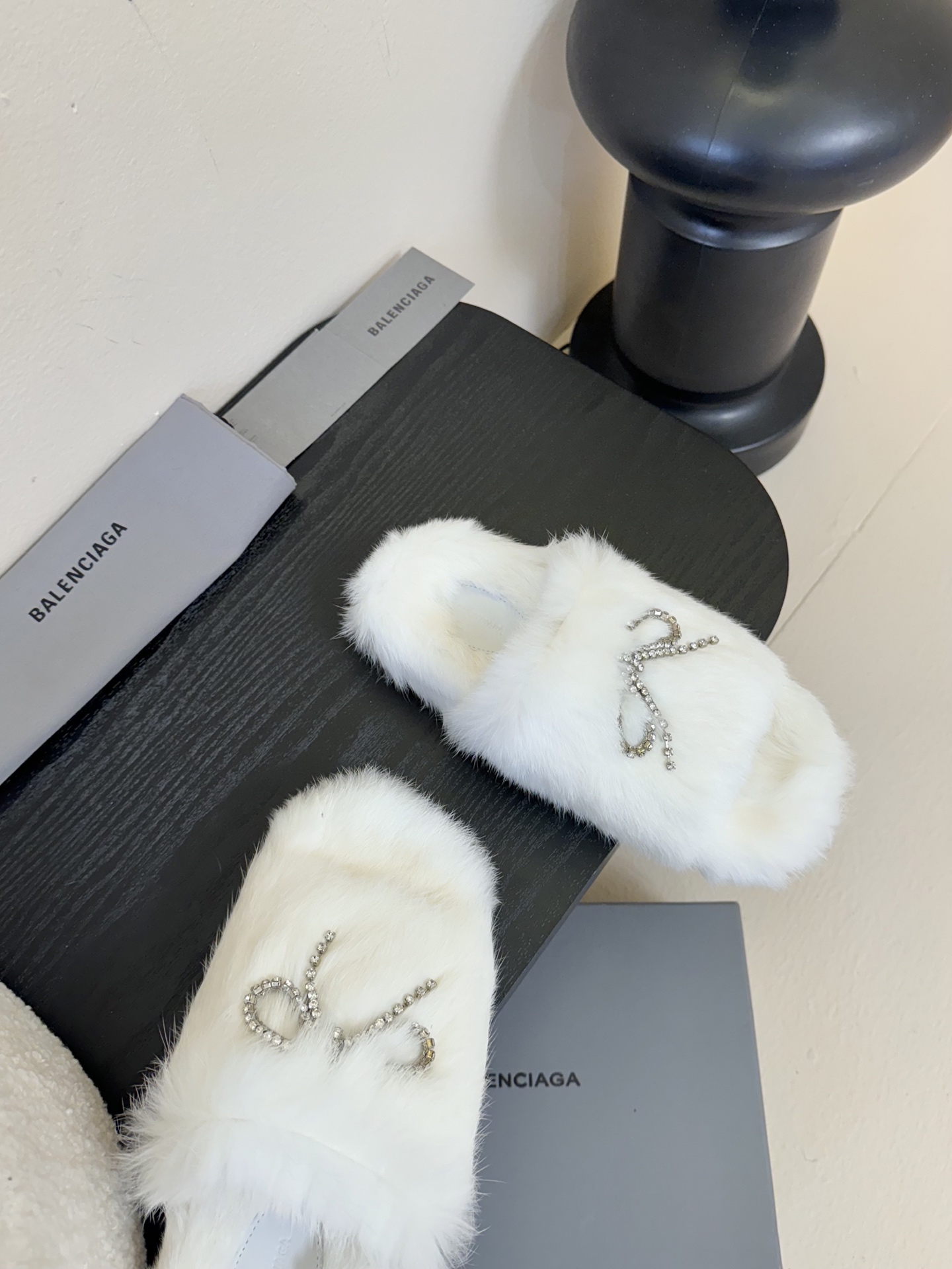 
Balenciaga｜巴黎世家2025/𝐒𝐒 𝐧𝐞𝐰新品毛毛拖鞋
独家正确版本、原版开发、时尚圈内各大