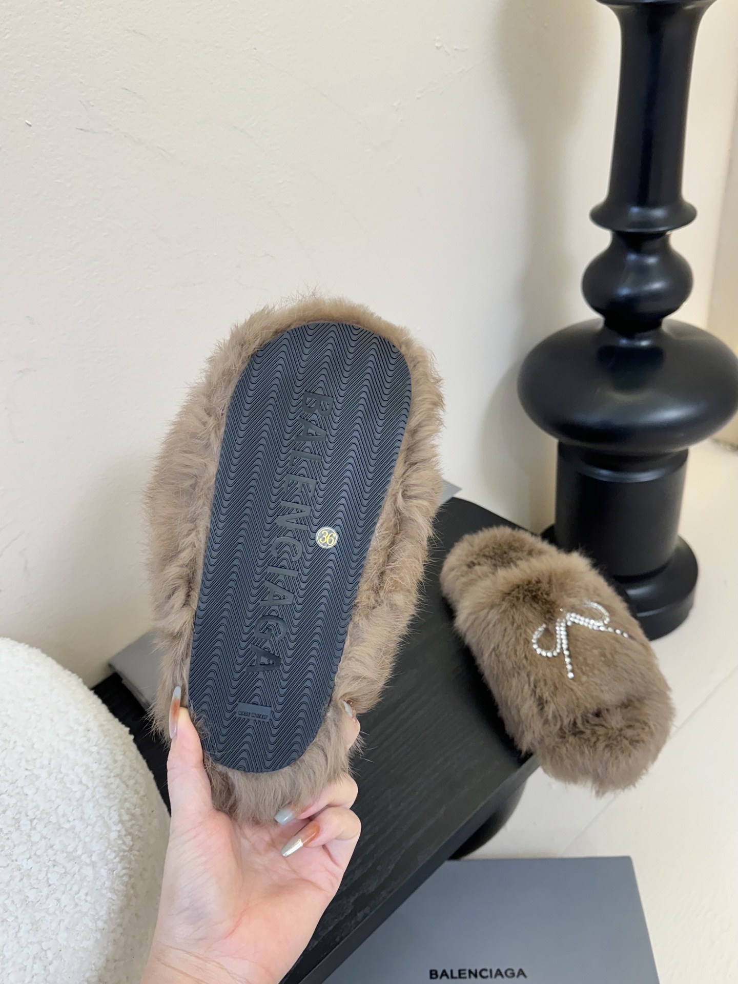 
Balenciaga｜巴黎世家2025/𝐒𝐒 𝐧𝐞𝐰新品毛毛拖鞋
独家正确版本、原版开发、时尚圈内各大