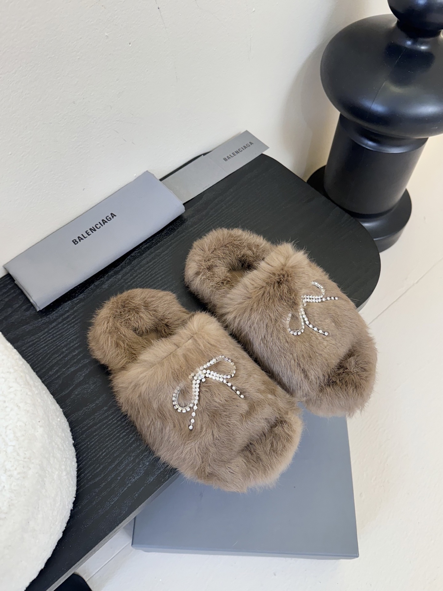 
Balenciaga｜巴黎世家2025/𝐒𝐒 𝐧𝐞𝐰新品毛毛拖鞋
独家正确版本、原版开发、时尚圈内各大