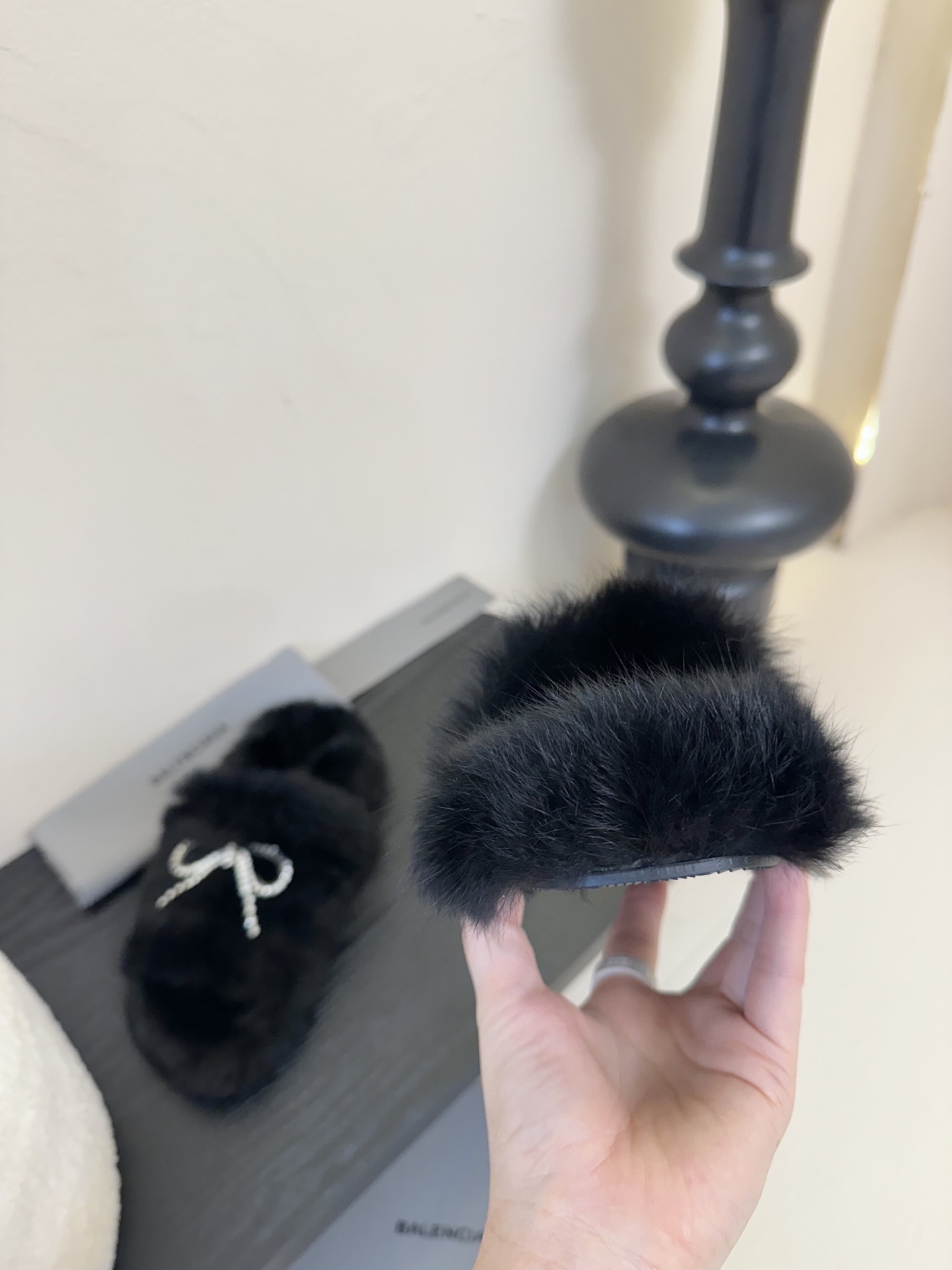 
Balenciaga｜巴黎世家2025/𝐒𝐒 𝐧𝐞𝐰新品毛毛拖鞋
独家正确版本、原版开发、时尚圈内各大