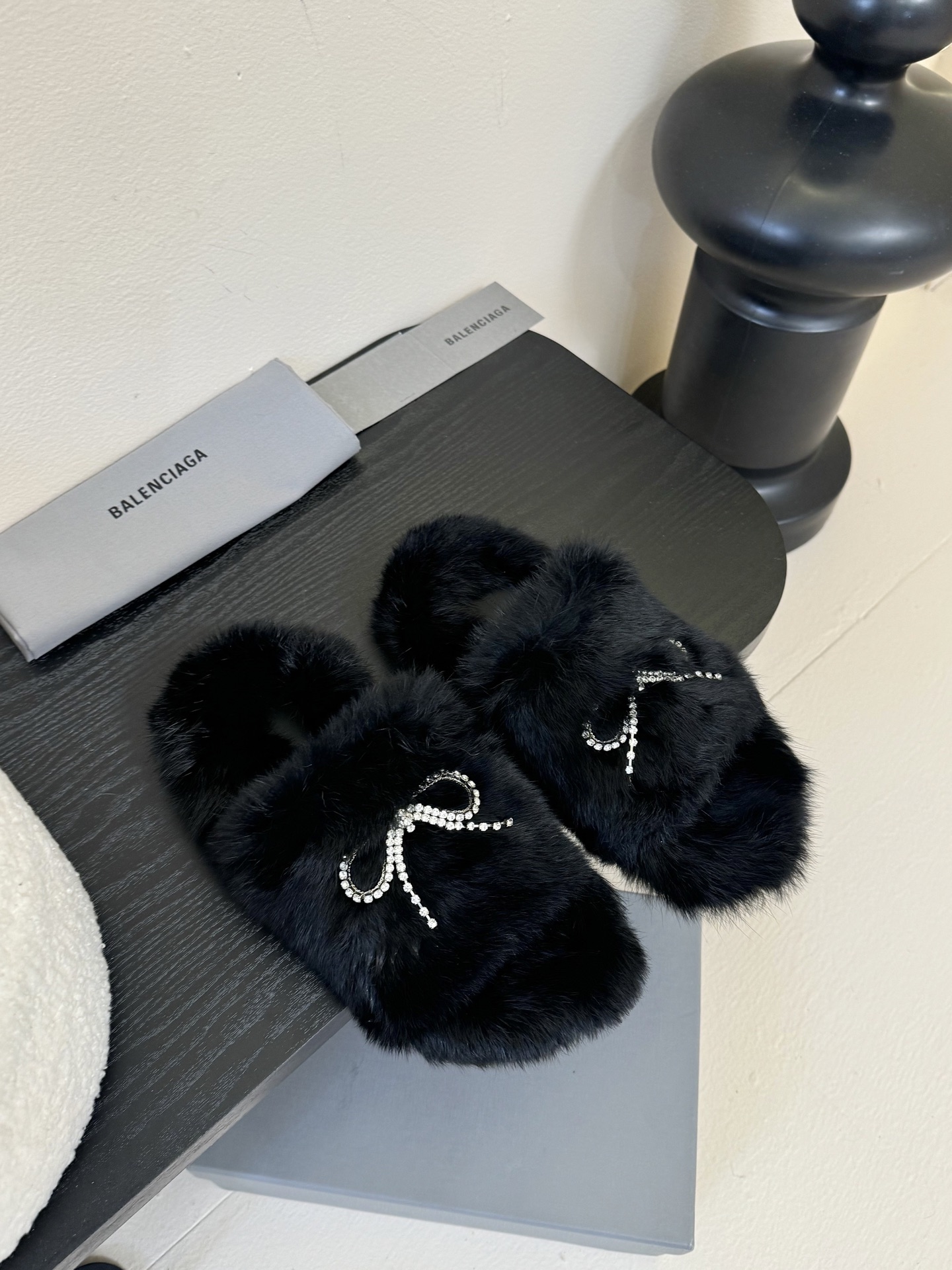 
Balenciaga｜巴黎世家2025/𝐒𝐒 𝐧𝐞𝐰新品毛毛拖鞋
独家正确版本、原版开发、时尚圈内各大