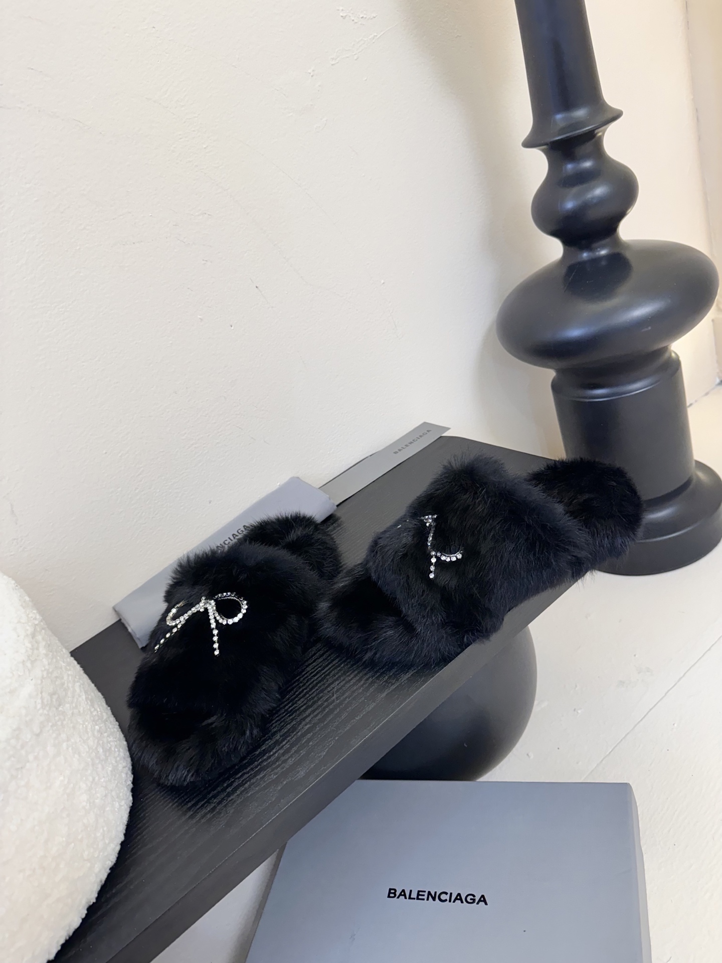 
Balenciaga｜巴黎世家2025/𝐒𝐒 𝐧𝐞𝐰新品毛毛拖鞋
独家正确版本、原版开发、时尚圈内各大