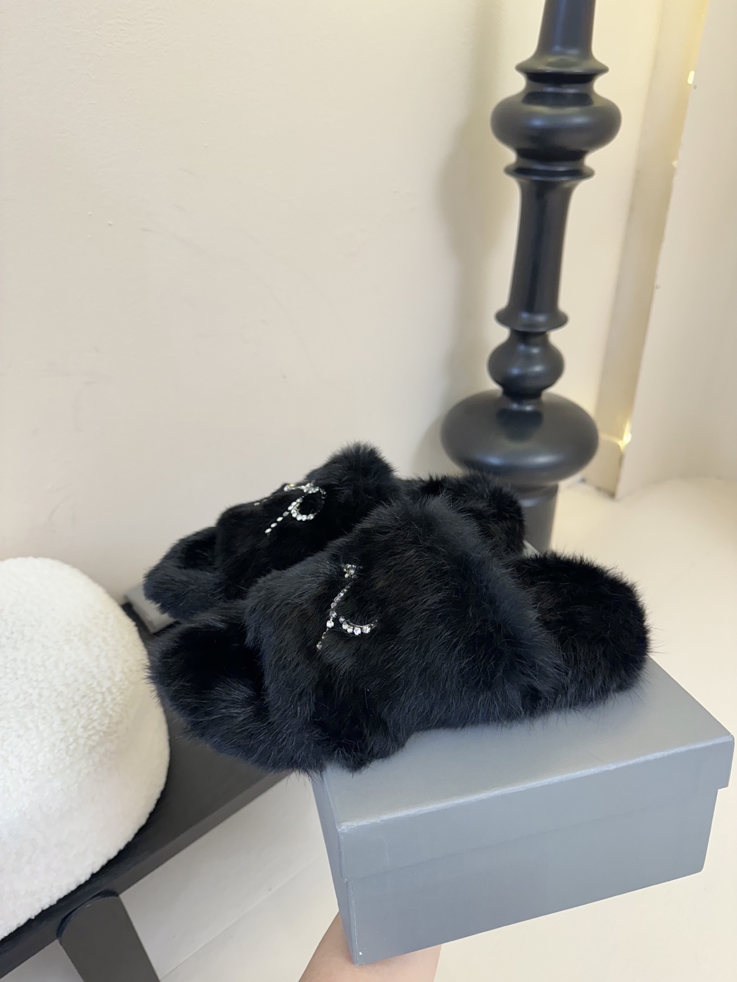 
Balenciaga｜巴黎世家2025/𝐒𝐒 𝐧𝐞𝐰新品毛毛拖鞋
独家正确版本、原版开发、时尚圈内各大