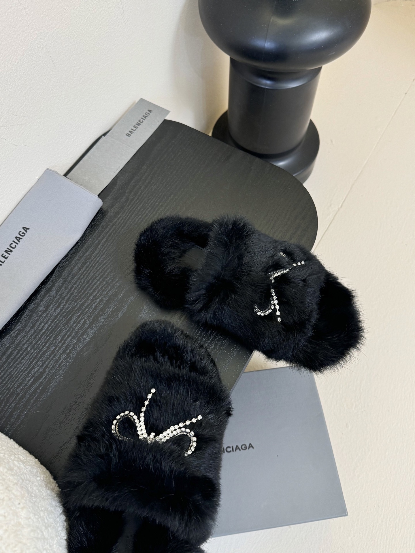 
Balenciaga｜巴黎世家2025/𝐒𝐒 𝐧𝐞𝐰新品毛毛拖鞋
独家正确版本、原版开发、时尚圈内各大