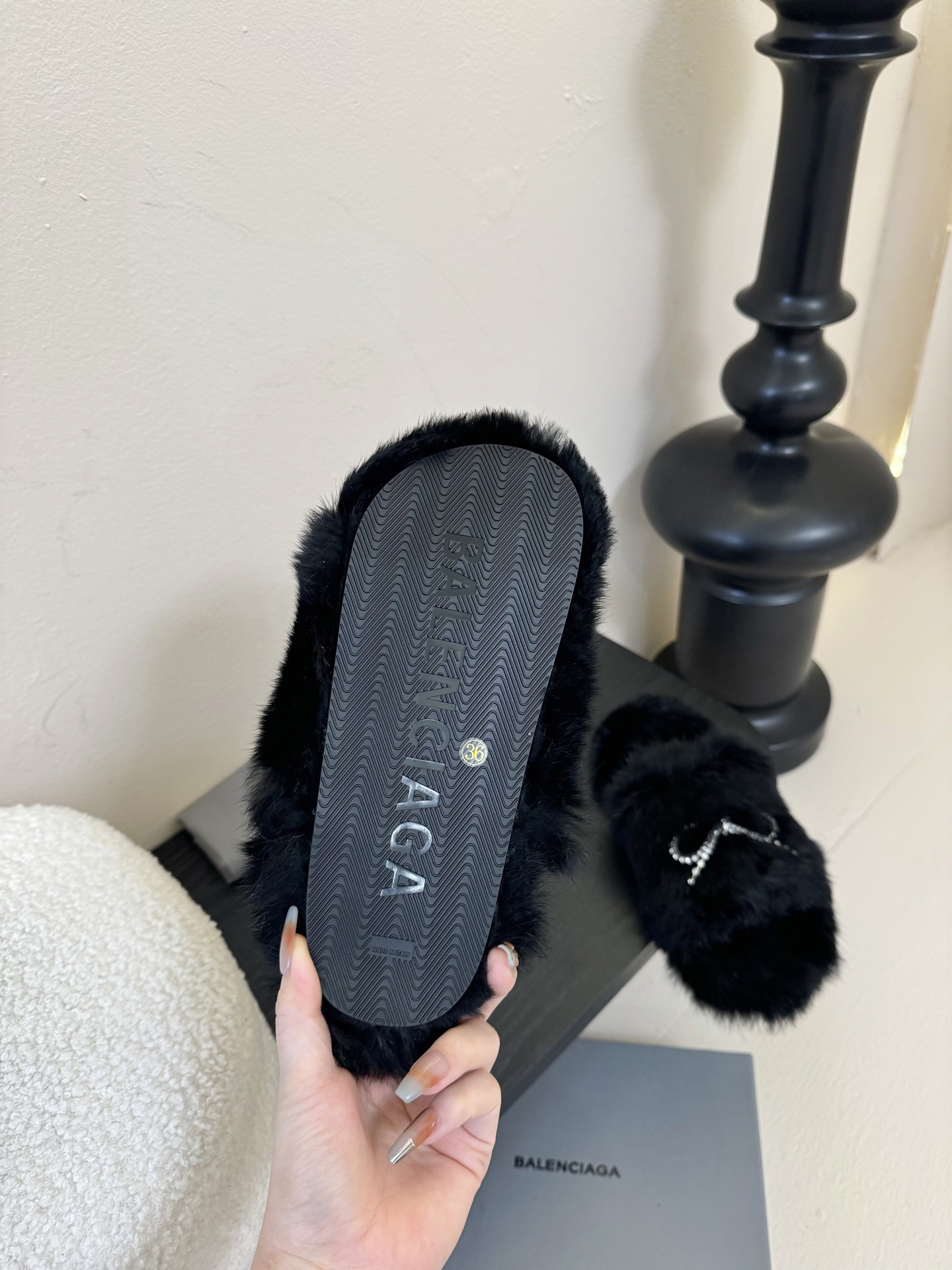 
Balenciaga｜巴黎世家2025/𝐒𝐒 𝐧𝐞𝐰新品毛毛拖鞋
独家正确版本、原版开发、时尚圈内各大