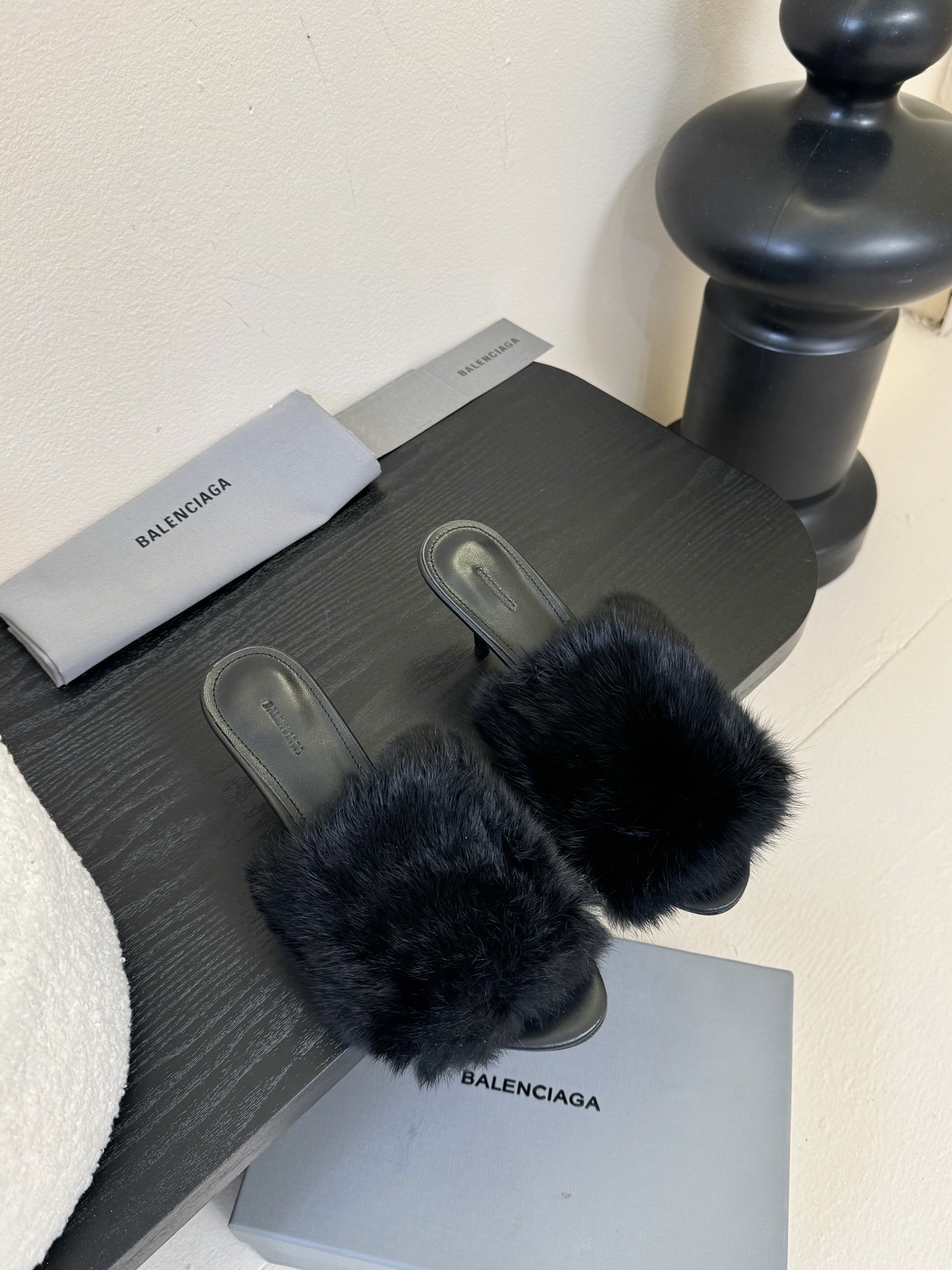 
Balenciaga｜巴黎世家2025/𝐒𝐒 𝐧𝐞𝐰新品细跟毛毛拖鞋
独家正确版本、原版开发、时尚圈内