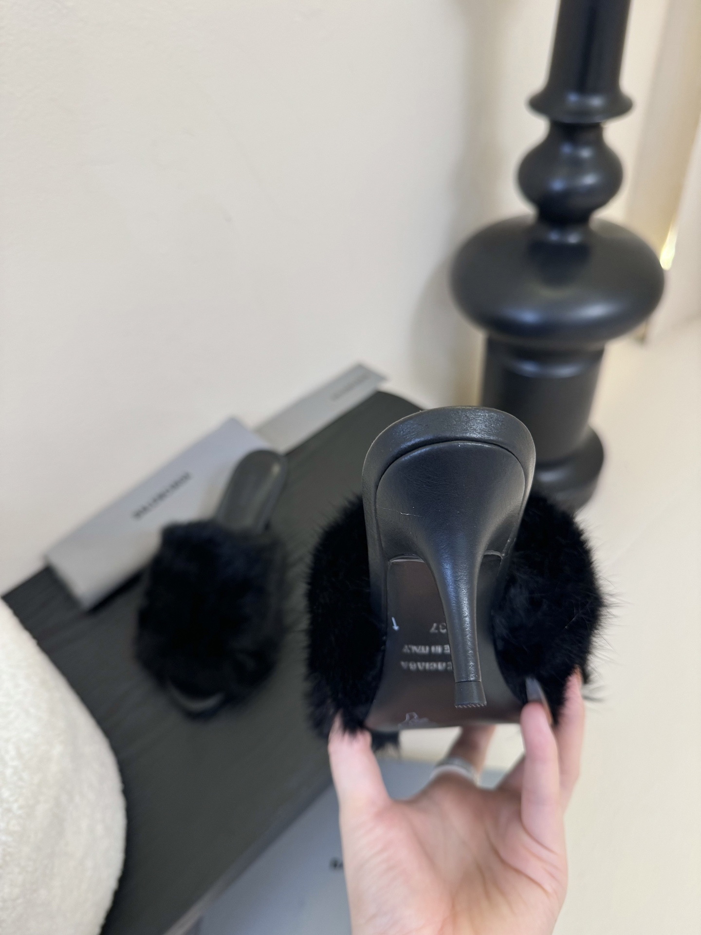 
Balenciaga｜巴黎世家2025/𝐒𝐒 𝐧𝐞𝐰新品细跟毛毛拖鞋
独家正确版本、原版开发、时尚圈内