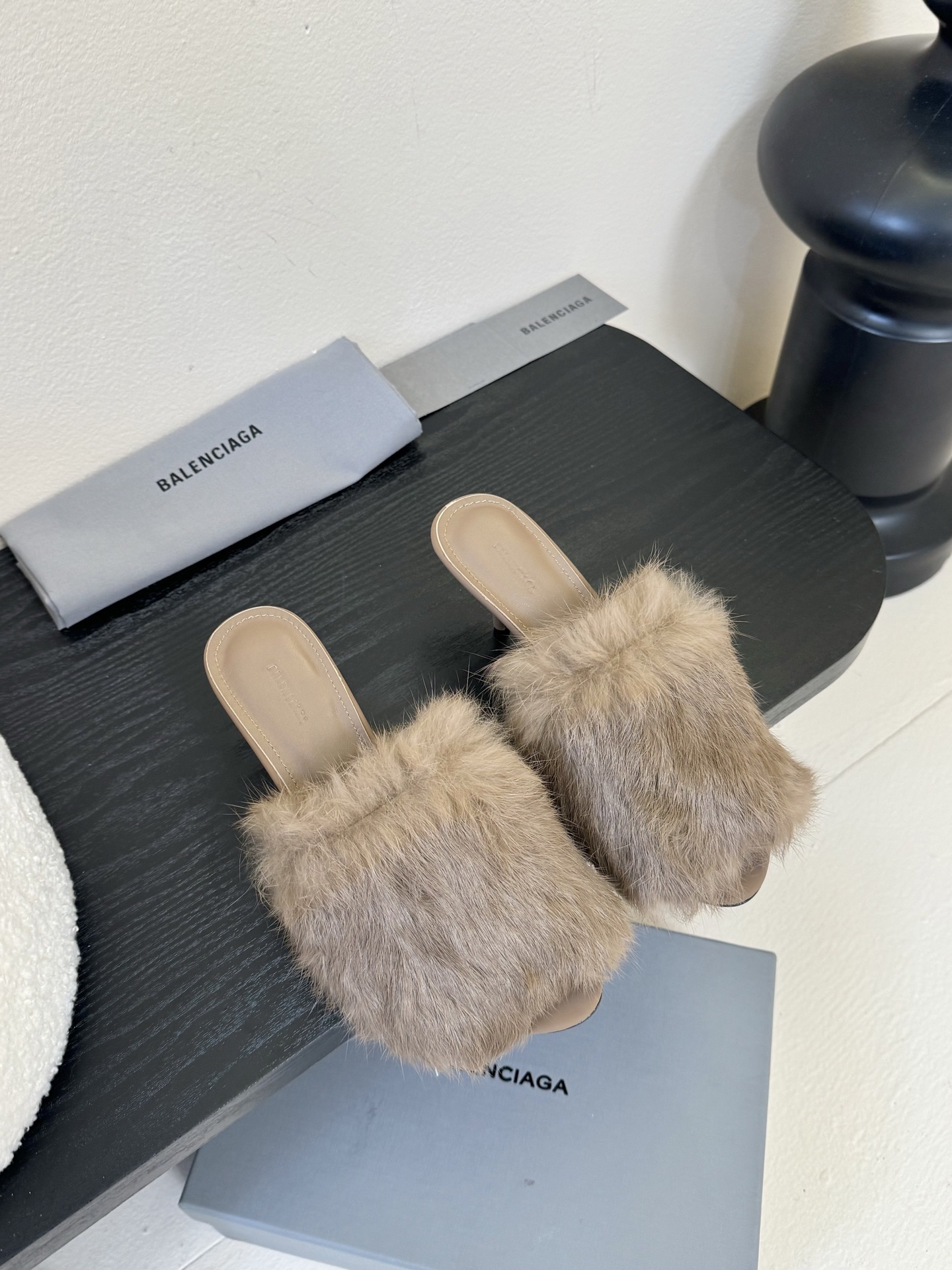 
Balenciaga｜巴黎世家2025/𝐒𝐒 𝐧𝐞𝐰新品细跟毛毛拖鞋
独家正确版本、原版开发、时尚圈内