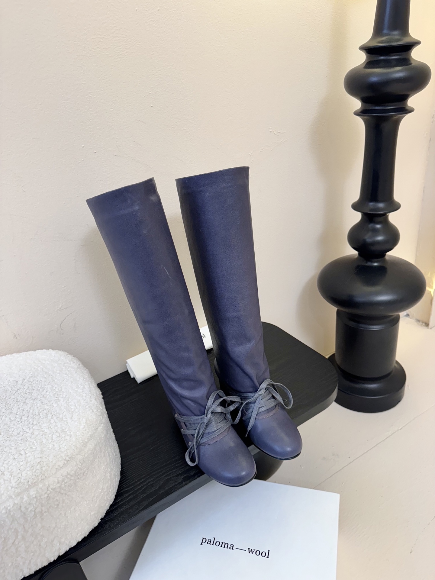 
Paloma woo* 25ss 新款 堆堆美靴

品牌选用了柔软舒适的材料，特殊的光泽展现出复古的味