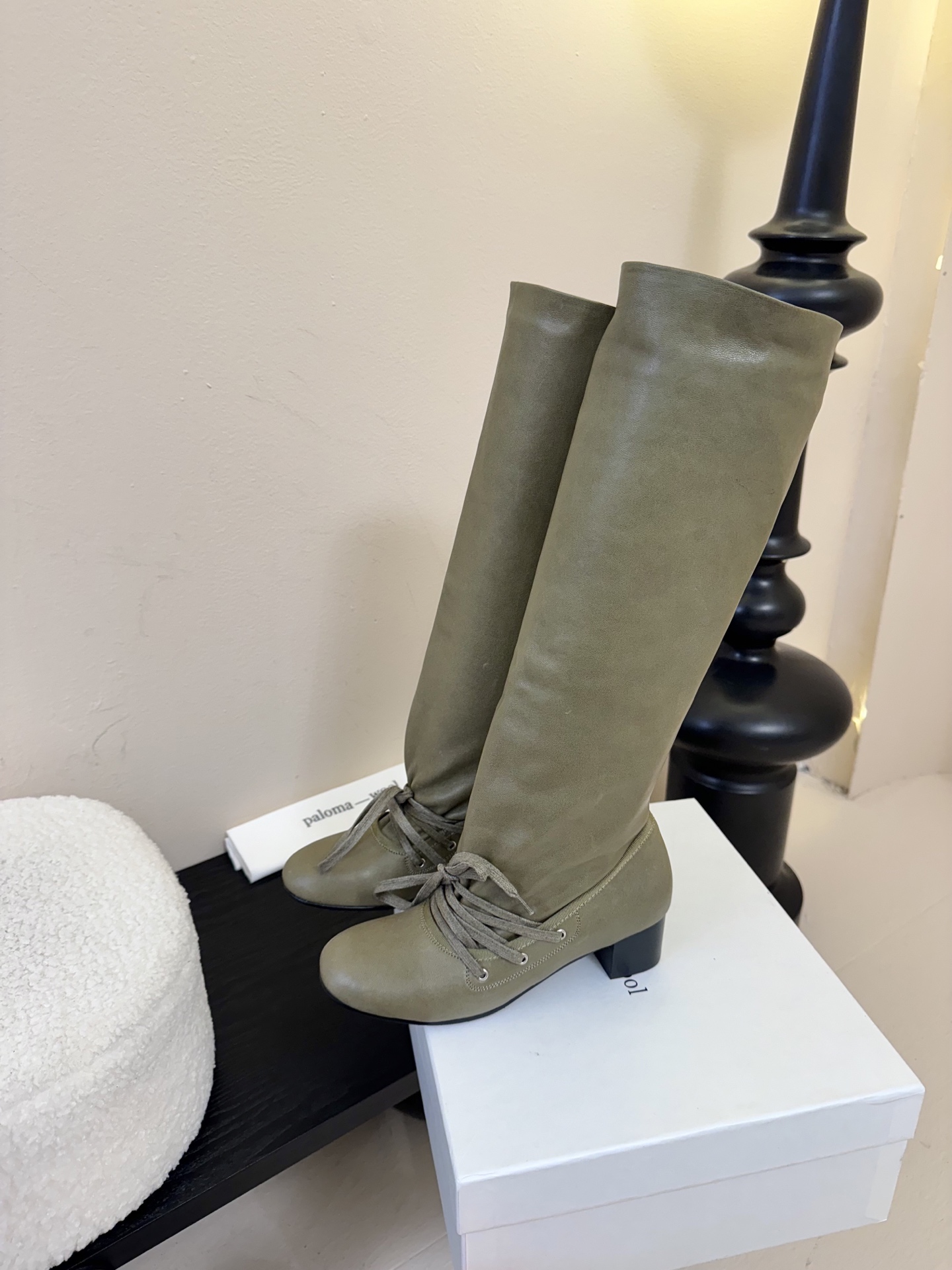 
Paloma woo* 25ss 新款 堆堆美靴

品牌选用了柔软舒适的材料，特殊的光泽展现出复古的味