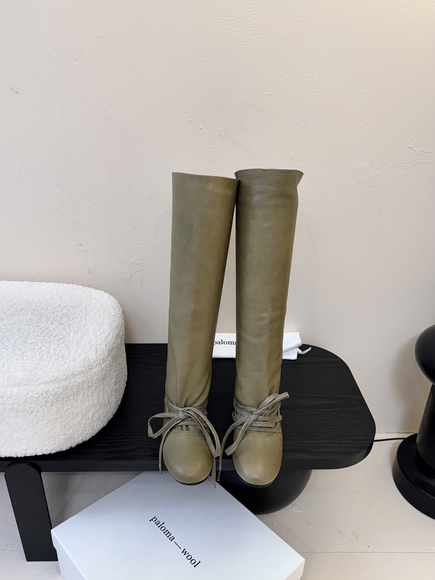 
Paloma woo* 25ss 新款 堆堆美靴

品牌选用了柔软舒适的材料，特殊的光泽展现出复古的味