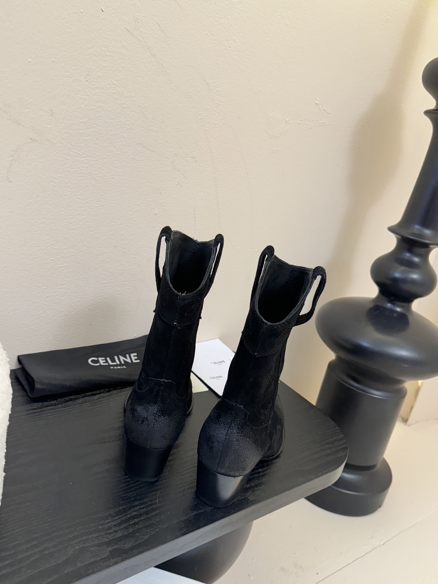 
 CELINE思琳专柜秋冬最新时装靴、走秀款时尚博主同款 早秋力推单品！复古欧美风格 炸街必备单品 ✔