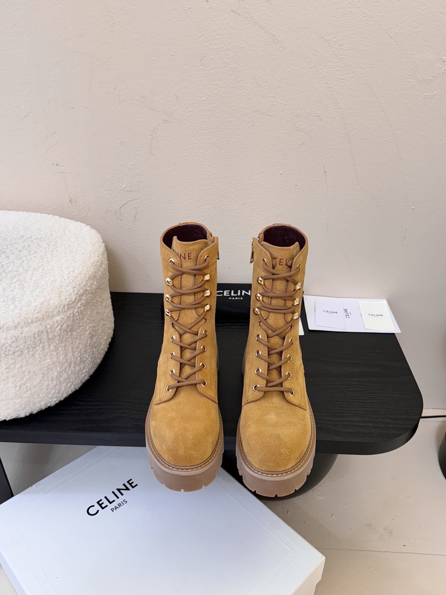 
CELINE思琳秋冬最新走秀款Lisa同款马丁靴、好多明星网红上脚 无敌显瘦 上脚超级好看百搭 进口意