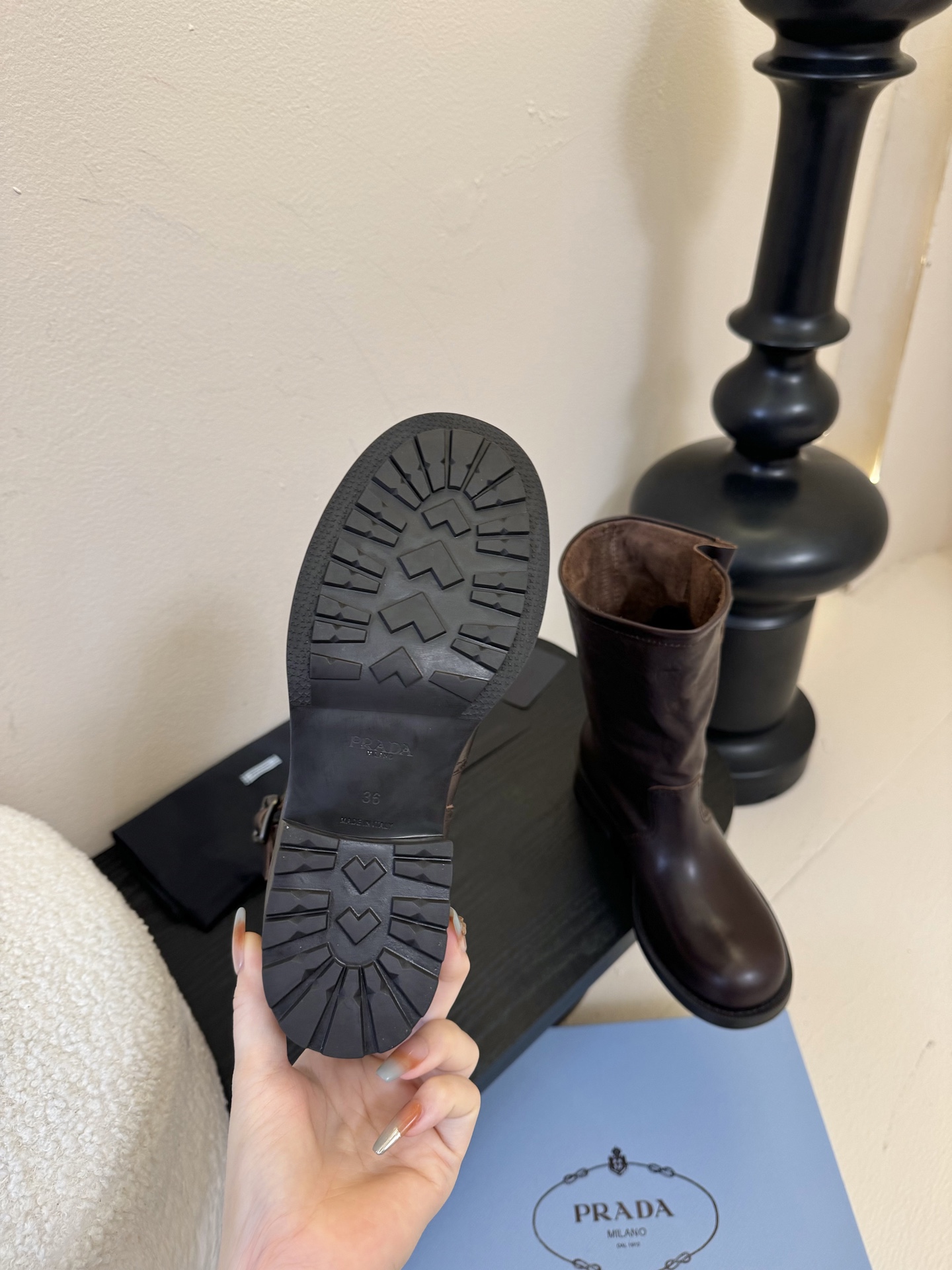
Prad* 普拉达 25ss 秋冬 厚底骑士靴短靴

时尚厚底休闲长靴 ，独到味道，人人都爱也轻松驾驭